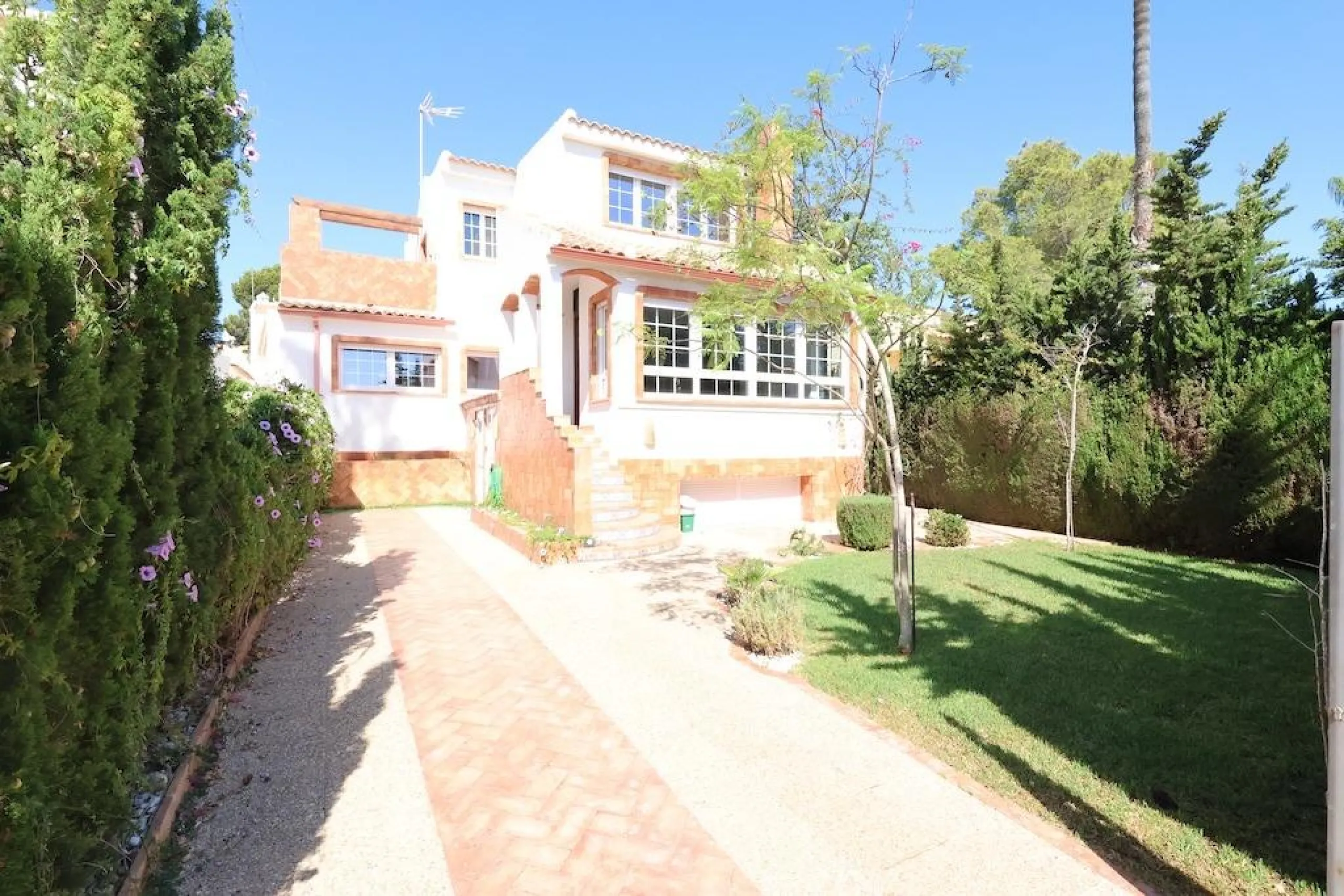 Detached villa in Villamartin plaza