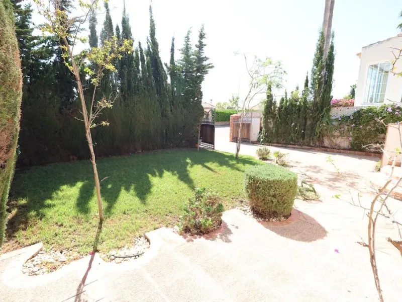 Detached villa in Villamartin plaza