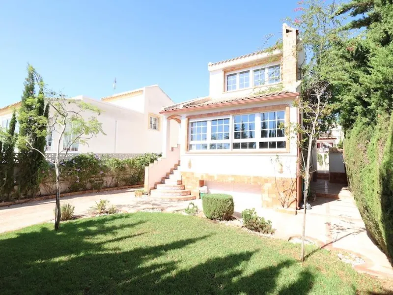Detached villa in Villamartin plaza
