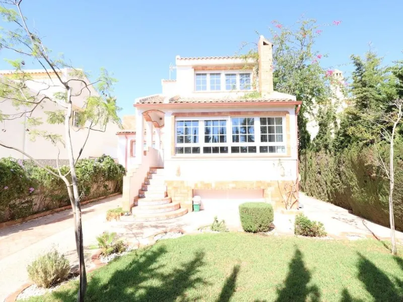 Detached villa in Villamartin plaza