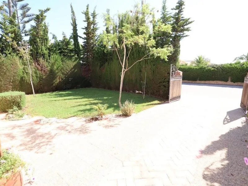 Detached villa in Villamartin plaza