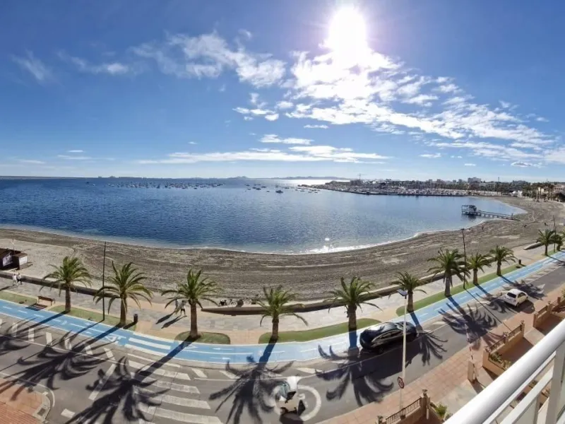 Exclusiva Propiedad en Primera Línea de Playa 🌊✨ 3 habitaciones y 2 baños Déjate caer y pon tu toalla en la arena