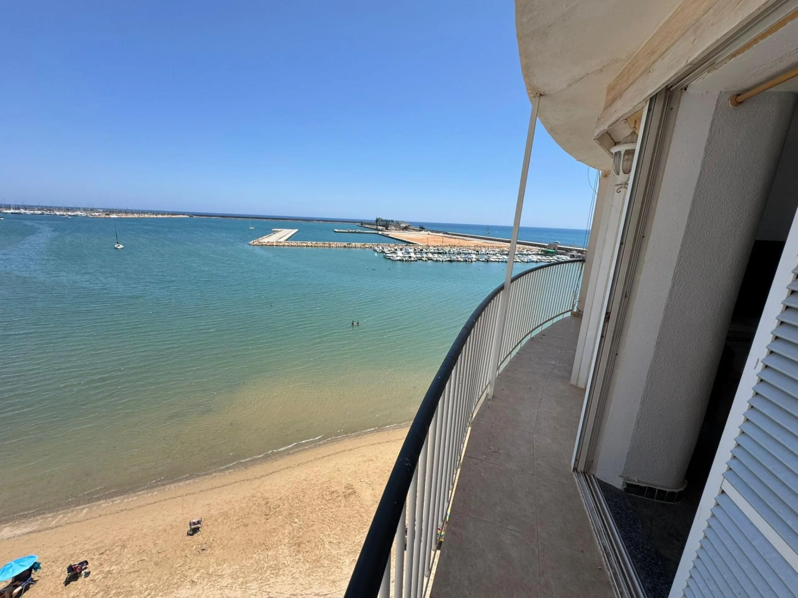 Fantástico apartamento de 3 dormitorios en primera línea de playa en Torrevieja