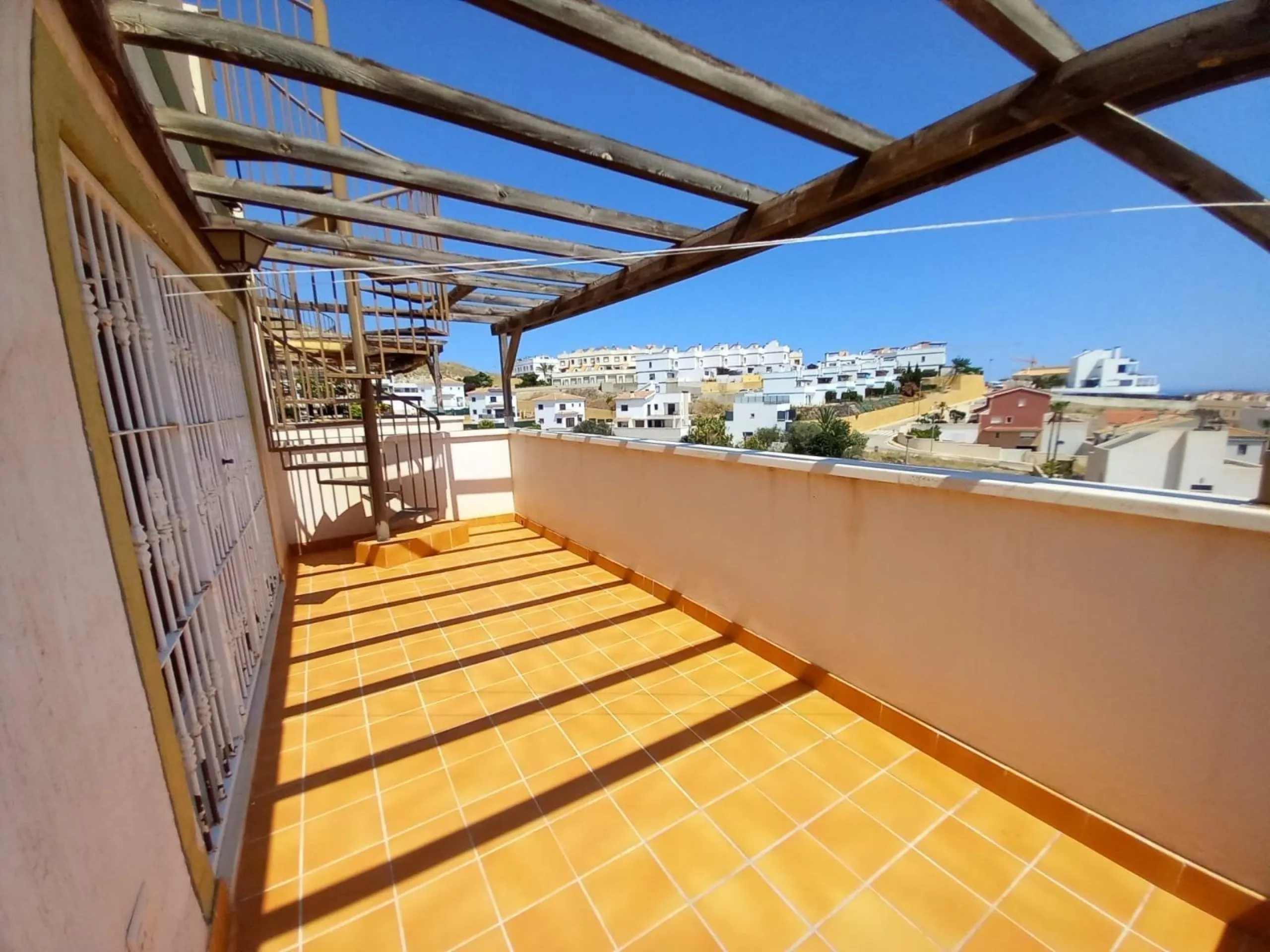 Encantadora Casa Adosada con Impresionantes Vistas al Mar en Balcón de Finestrat
