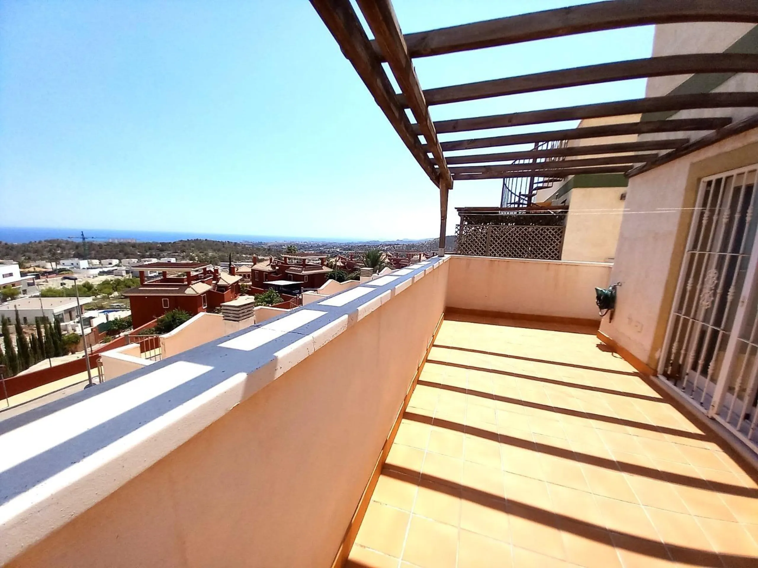 Encantadora Casa Adosada con Impresionantes Vistas al Mar en Balcón de Finestrat