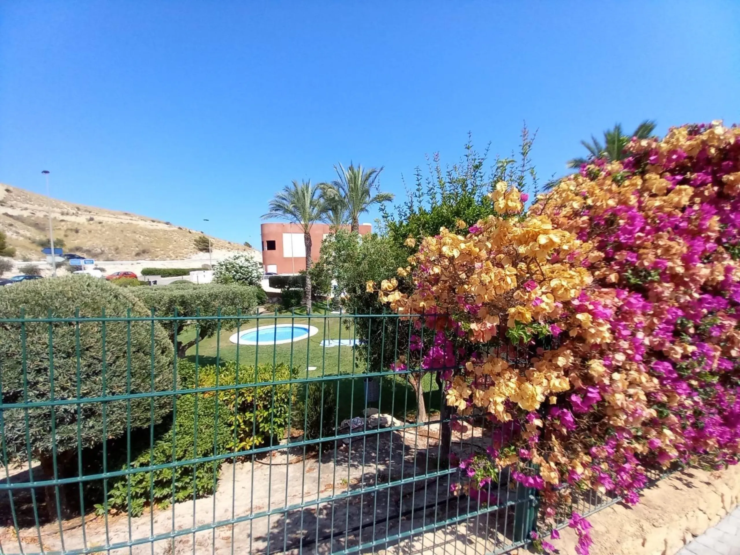 Encantadora Casa Adosada con Impresionantes Vistas al Mar en Balcón de Finestrat