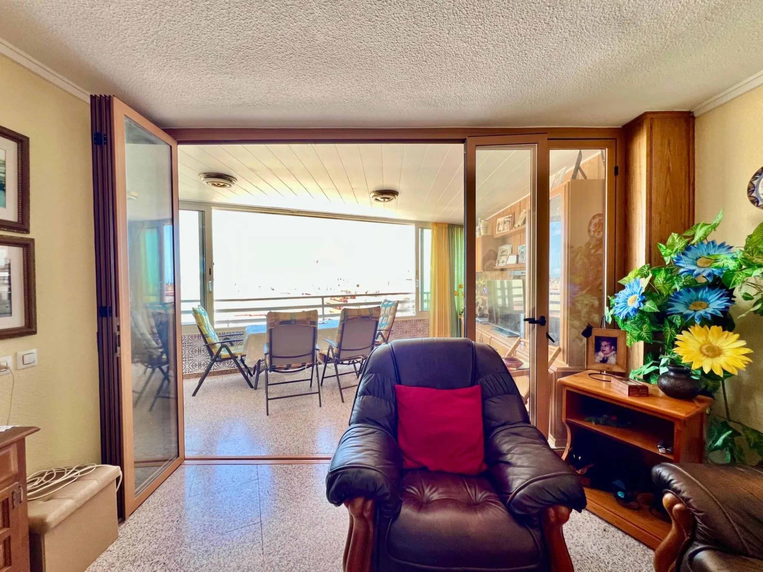 ESPACIOSO APARTAMENTO DE 3 HABITACIONES + PARKING + TRASTERO EN PLANTA 7 CON VISTAS AL MAR