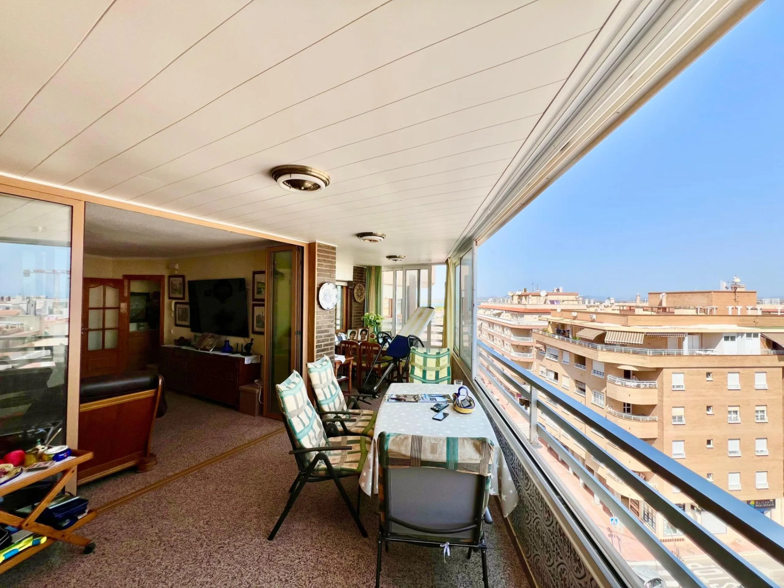 ESPACIOSO APARTAMENTO DE 3 HABITACIONES + PARKING + TRASTERO EN PLANTA 7 CON VISTAS AL MAR