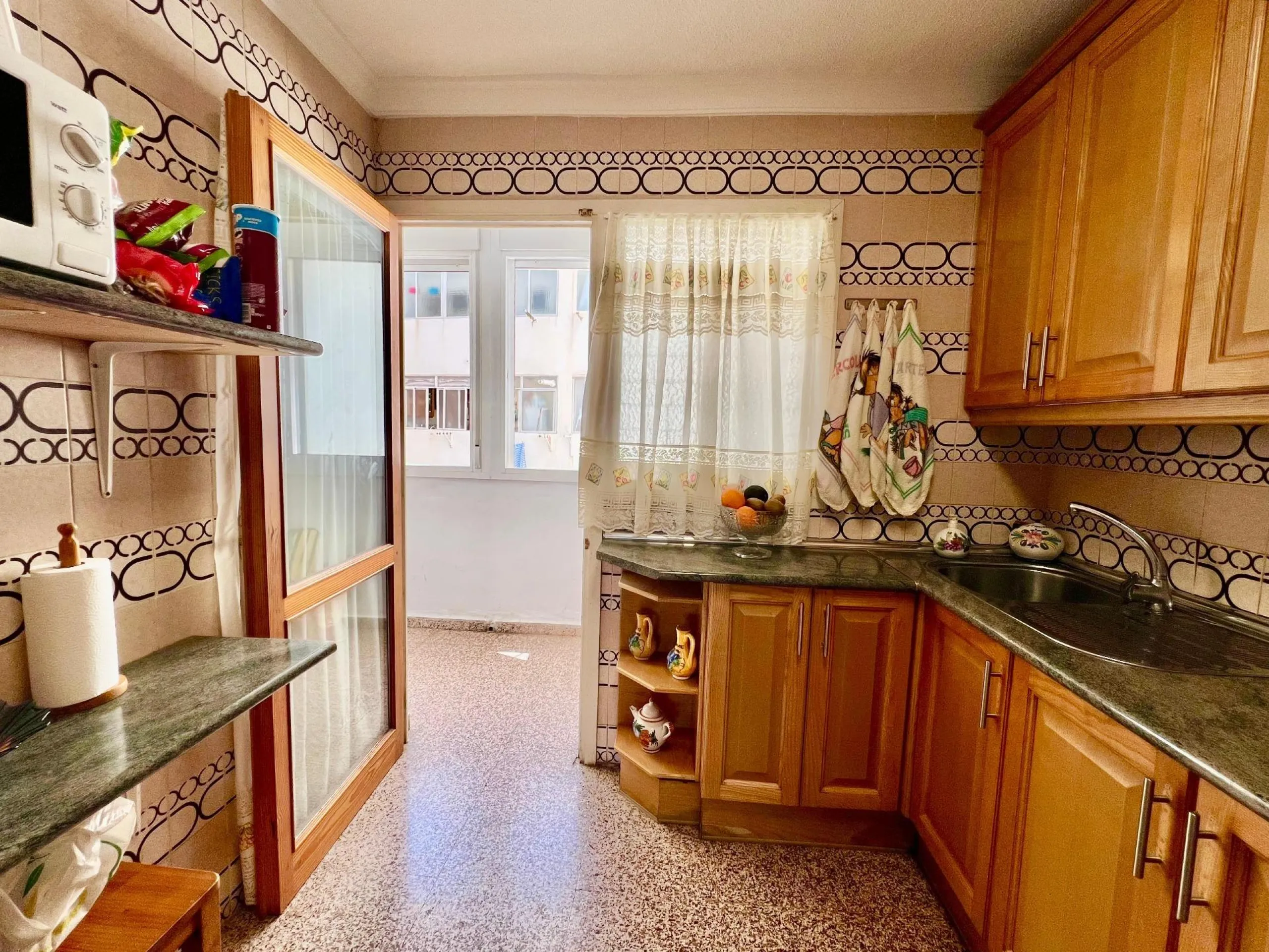 ESPACIOSO APARTAMENTO DE 3 HABITACIONES + PARKING + TRASTERO EN PLANTA 7 CON VISTAS AL MAR