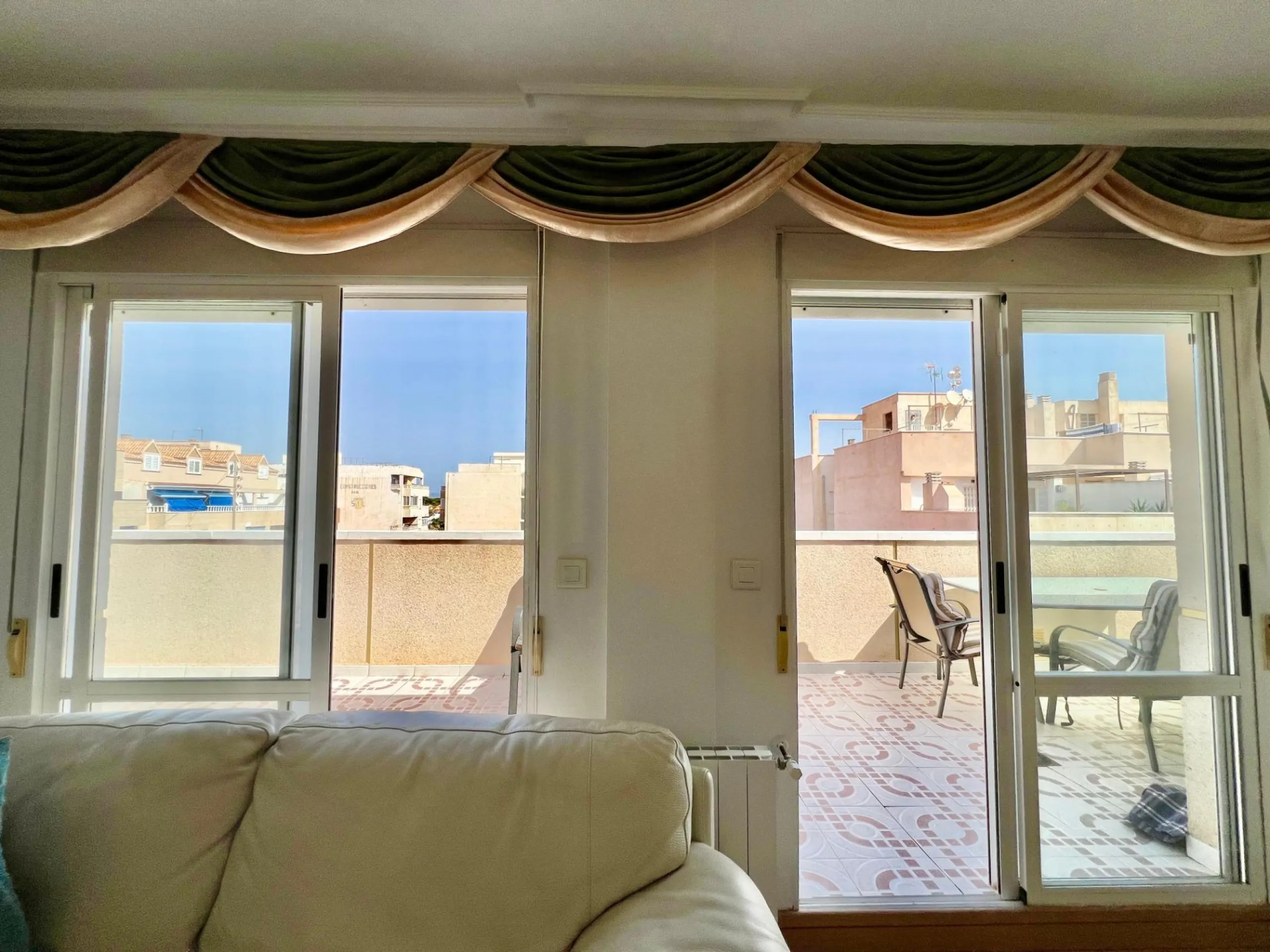 ATICO A 100m DE LA PLAYA DE LA MATA CON IMPRESIONANTE TERRAZA CON VISTAS AL MAR