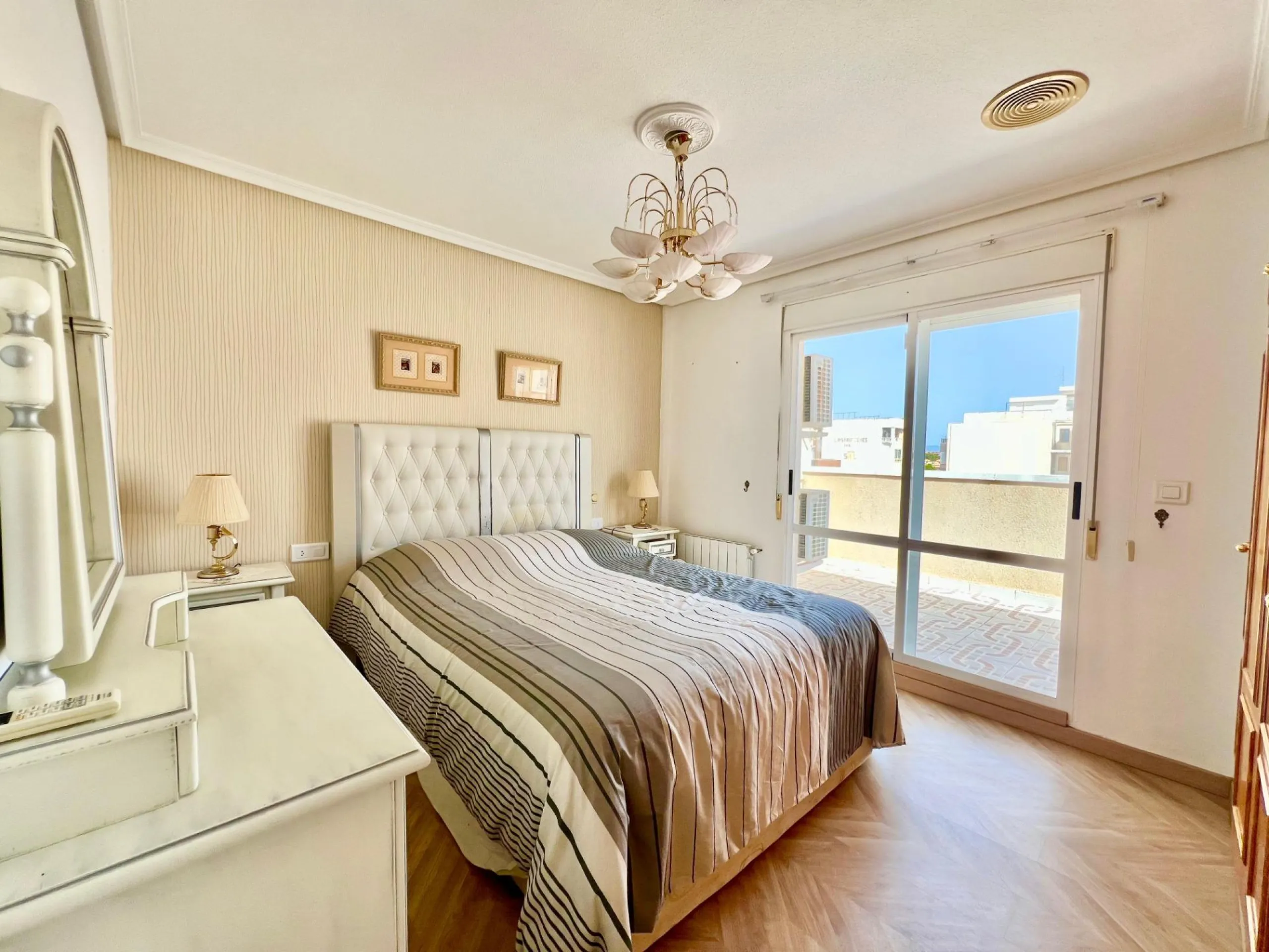ATICO A 100m DE LA PLAYA DE LA MATA CON IMPRESIONANTE TERRAZA CON VISTAS AL MAR