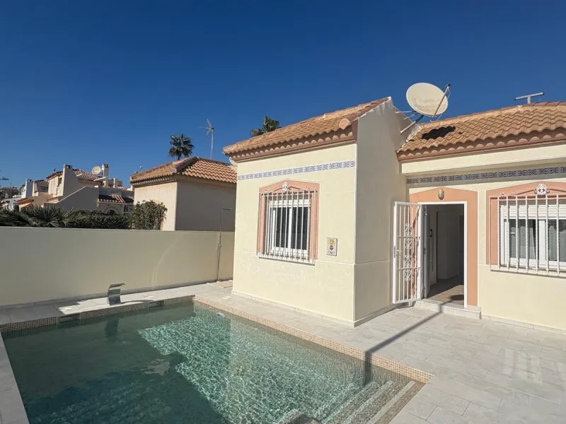 Detached chalet in Torrevieja (Torreblanca), just 300 meters from the sea.