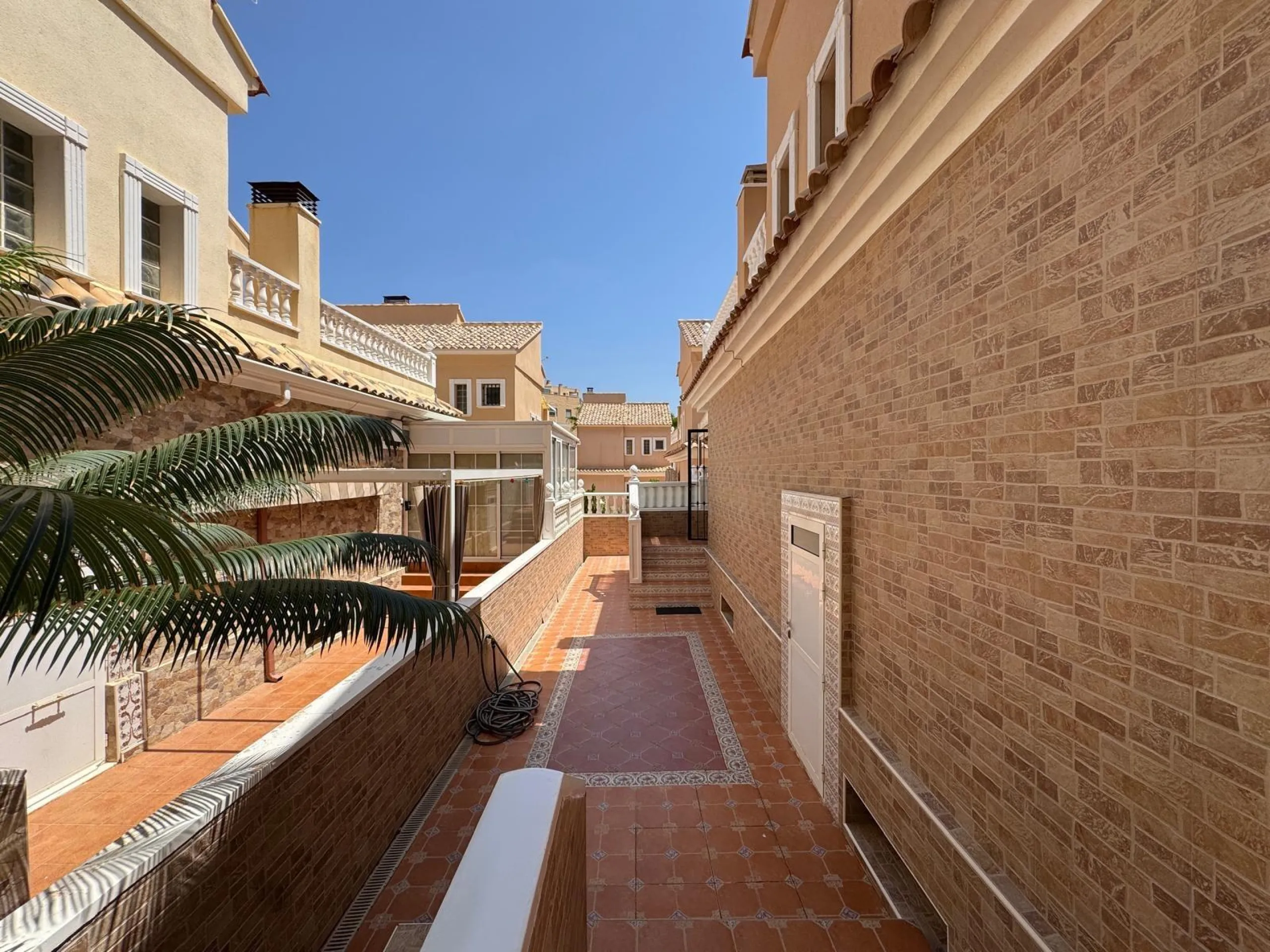 ADOSADO EN GUARDAMAR DEL SEGURA CON GARAJE A 400 METROS DE PLAYA. 3 DORM. 2 BAÑOS. SOTANO DE 60 M2. PISCINA COMUNITARIA.