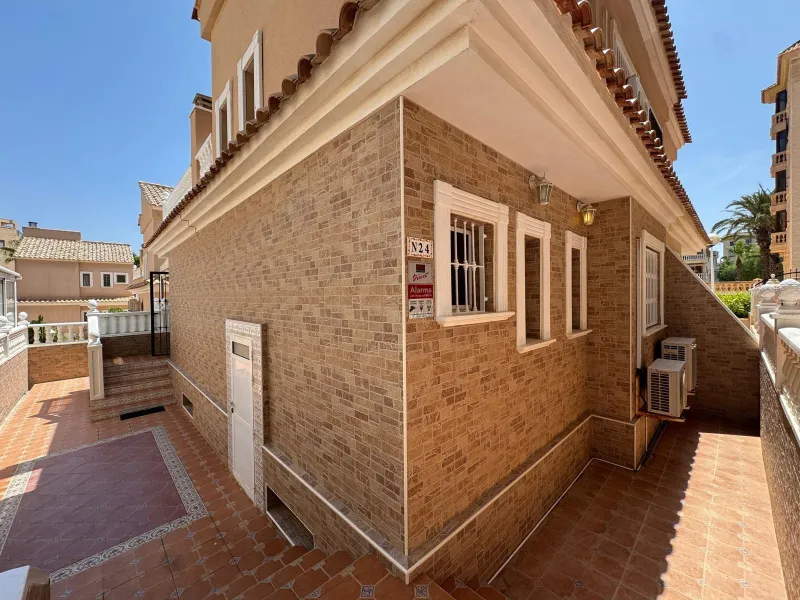 ADOSADO EN GUARDAMAR DEL SEGURA CON GARAJE A 400 METROS DE PLAYA. 3 DORM. 2 BAÑOS. SOTANO DE 60 M2. PISCINA COMUNITARIA.