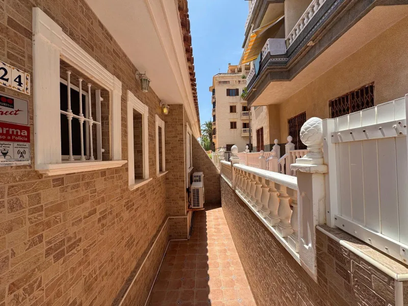 ADOSADO EN GUARDAMAR DEL SEGURA CON GARAJE A 400 METROS DE PLAYA. 3 DORM. 2 BAÑOS. SOTANO DE 60 M2. PISCINA COMUNITARIA.