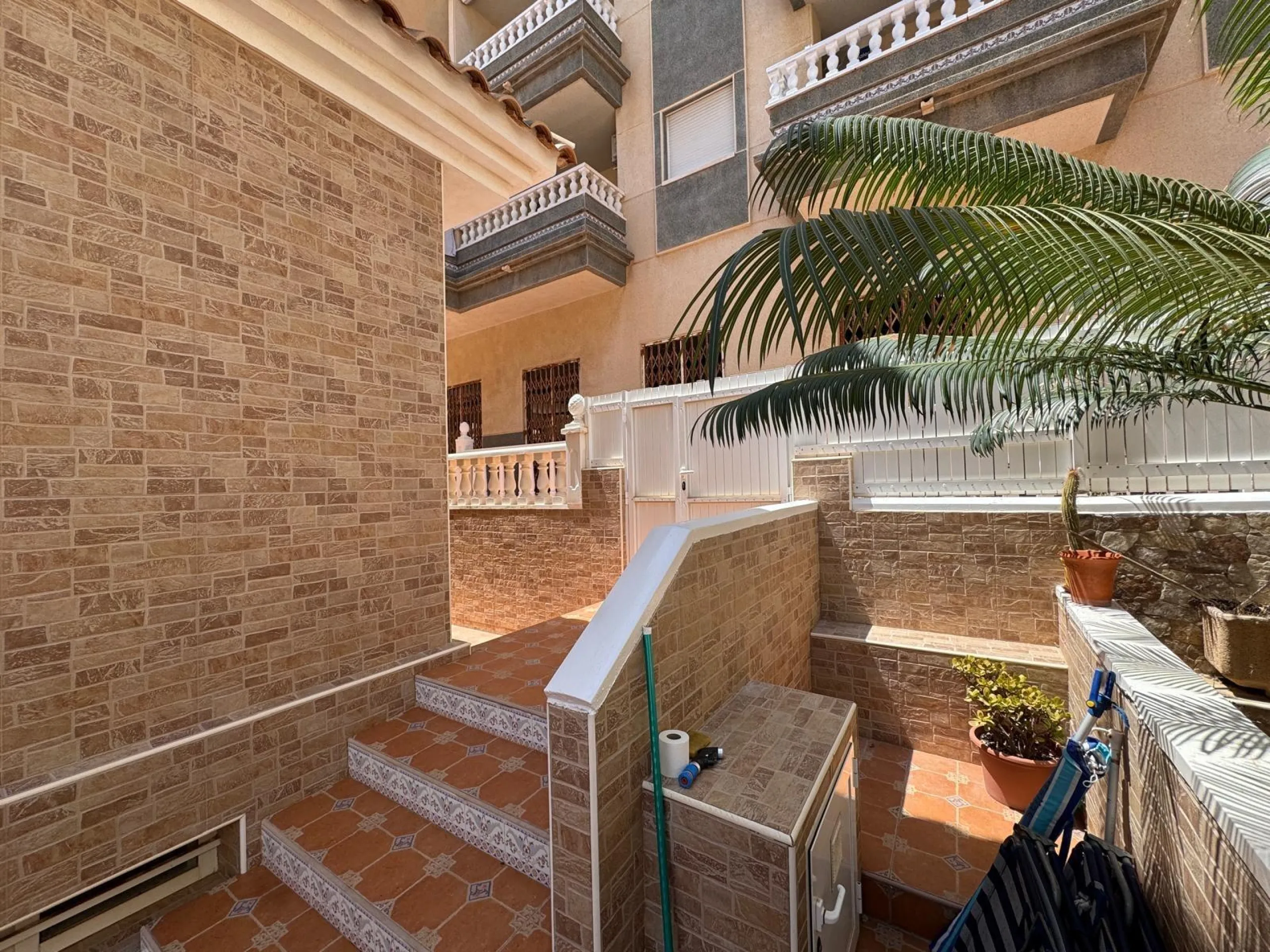 ADOSADO EN GUARDAMAR DEL SEGURA CON GARAJE A 400 METROS DE PLAYA. 3 DORM. 2 BAÑOS. SOTANO DE 60 M2. PISCINA COMUNITARIA.