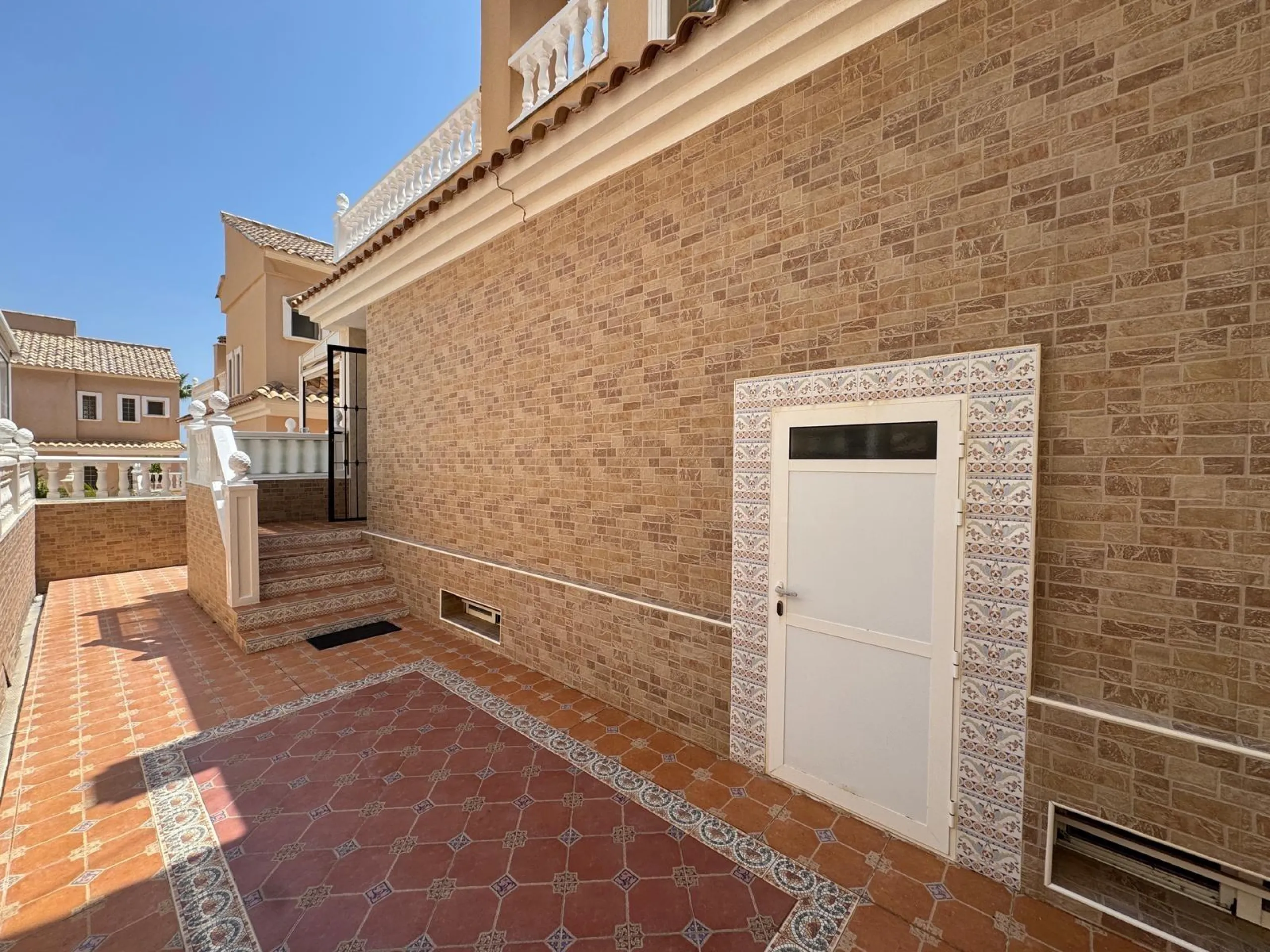 ADOSADO EN GUARDAMAR DEL SEGURA CON GARAJE A 400 METROS DE PLAYA. 3 DORM. 2 BAÑOS. SOTANO DE 60 M2. PISCINA COMUNITARIA.