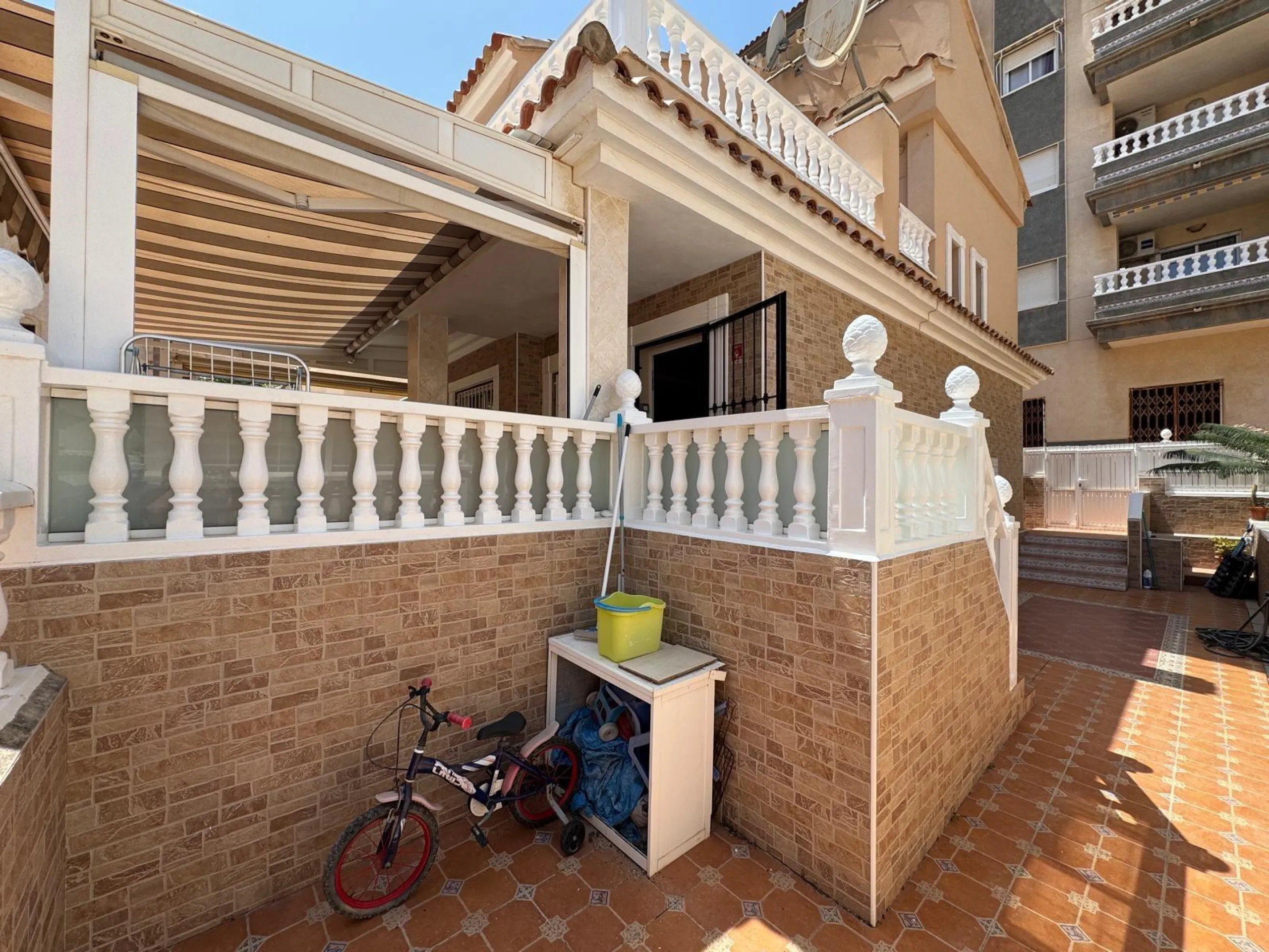 ADOSADO EN GUARDAMAR DEL SEGURA CON GARAJE A 400 METROS DE PLAYA. 3 DORM. 2 BAÑOS. SOTANO DE 60 M2. PISCINA COMUNITARIA.