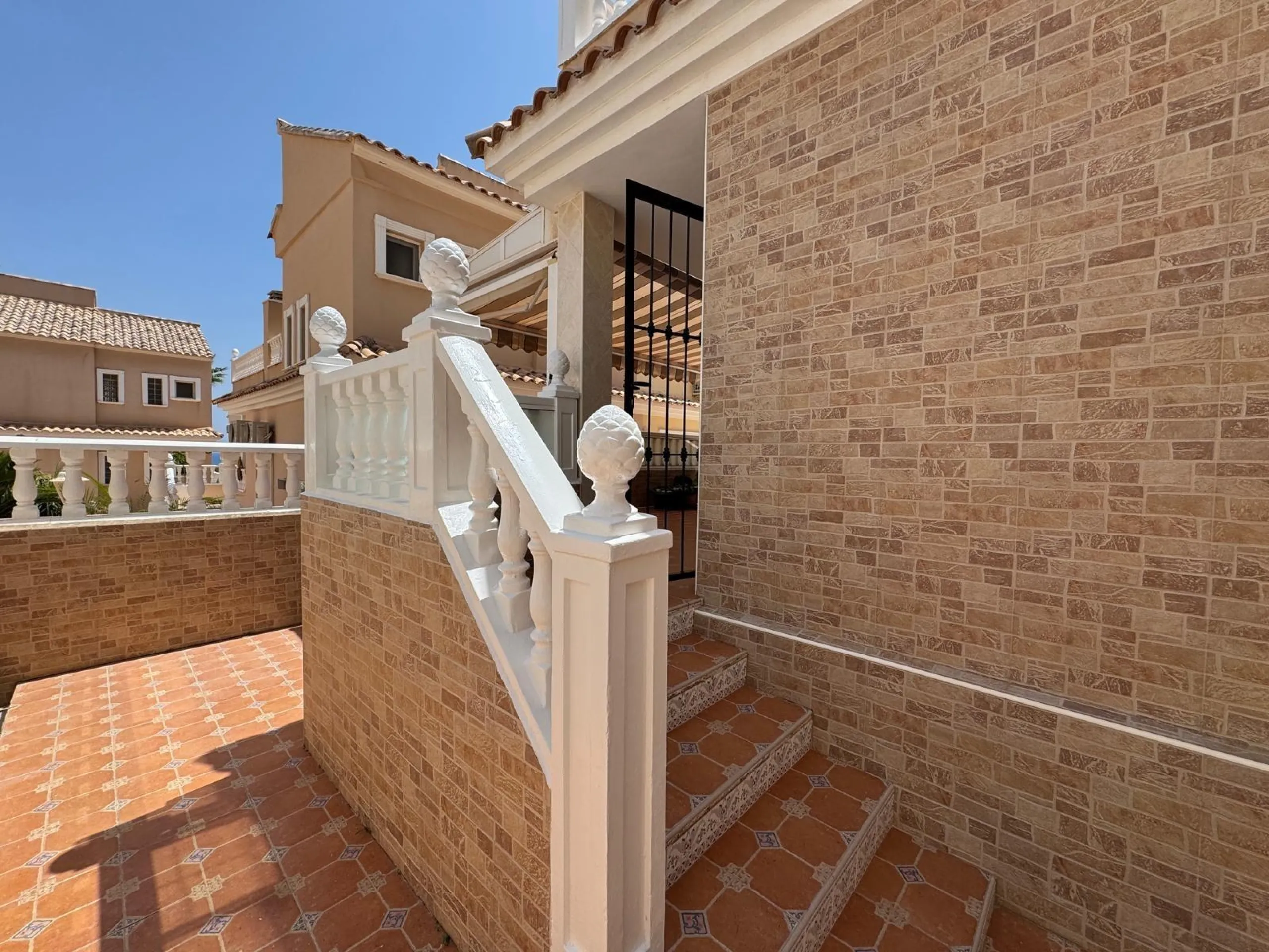 ADOSADO EN GUARDAMAR DEL SEGURA CON GARAJE A 400 METROS DE PLAYA. 3 DORM. 2 BAÑOS. SOTANO DE 60 M2. PISCINA COMUNITARIA.