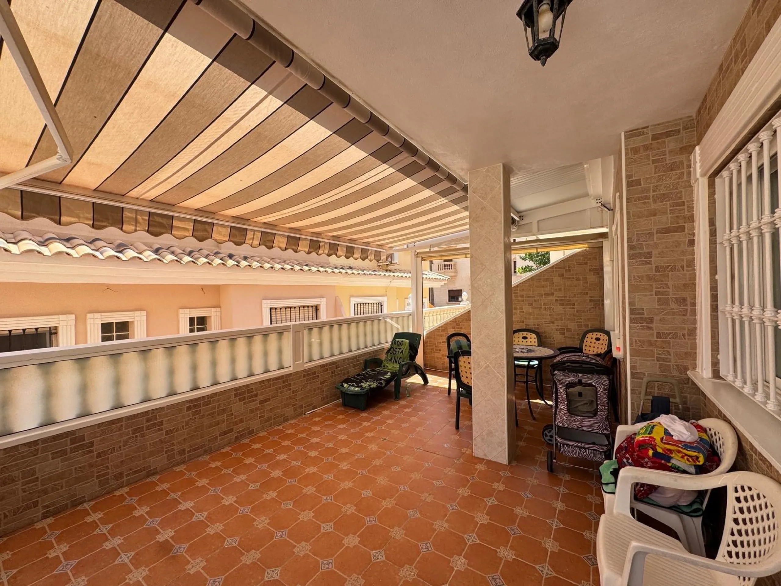 ADOSADO EN GUARDAMAR DEL SEGURA CON GARAJE A 400 METROS DE PLAYA. 3 DORM. 2 BAÑOS. SOTANO DE 60 M2. PISCINA COMUNITARIA.