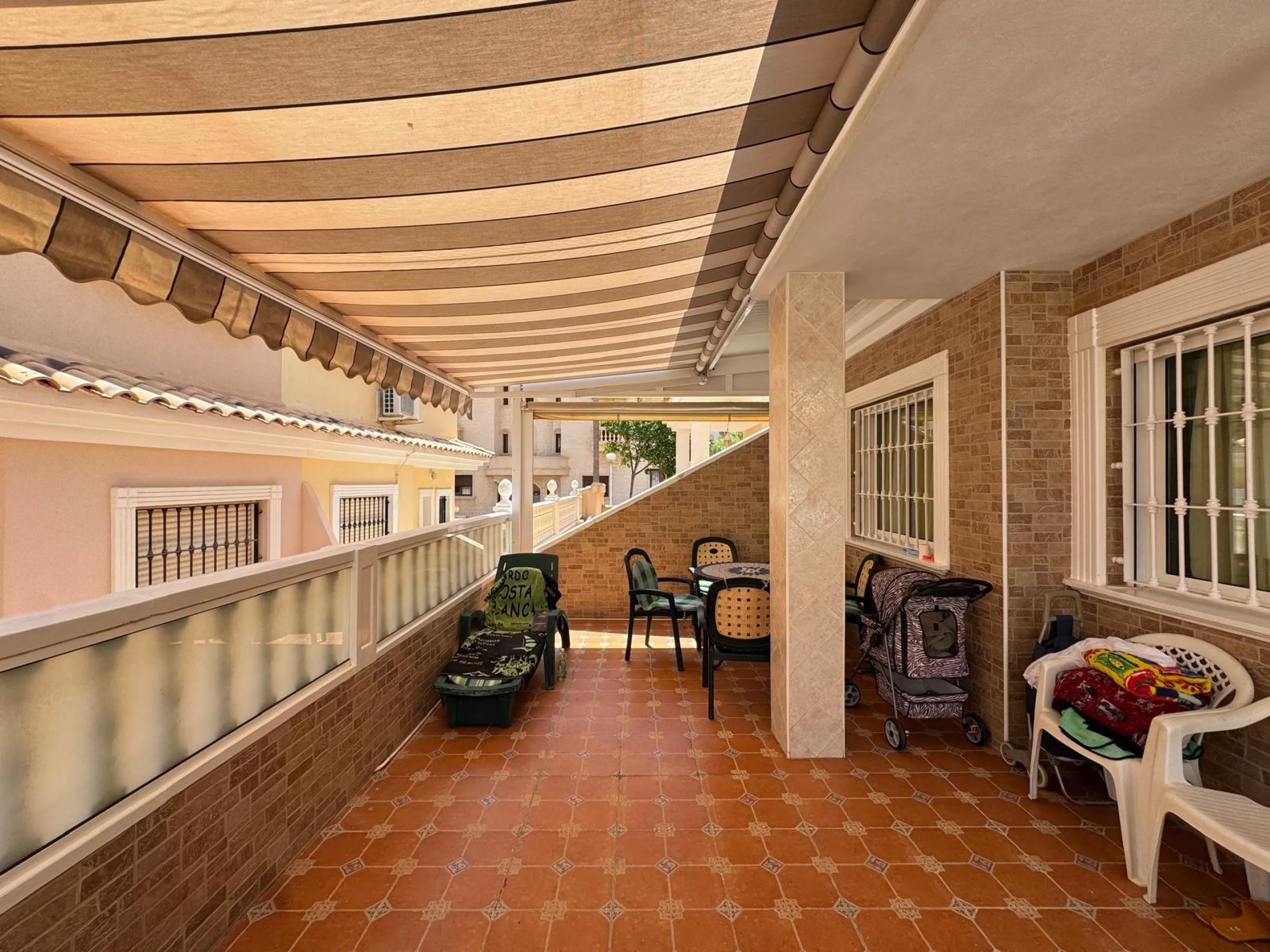 ADOSADO EN GUARDAMAR DEL SEGURA CON GARAJE A 400 METROS DE PLAYA. 3 DORM. 2 BAÑOS. SOTANO DE 60 M2. PISCINA COMUNITARIA.