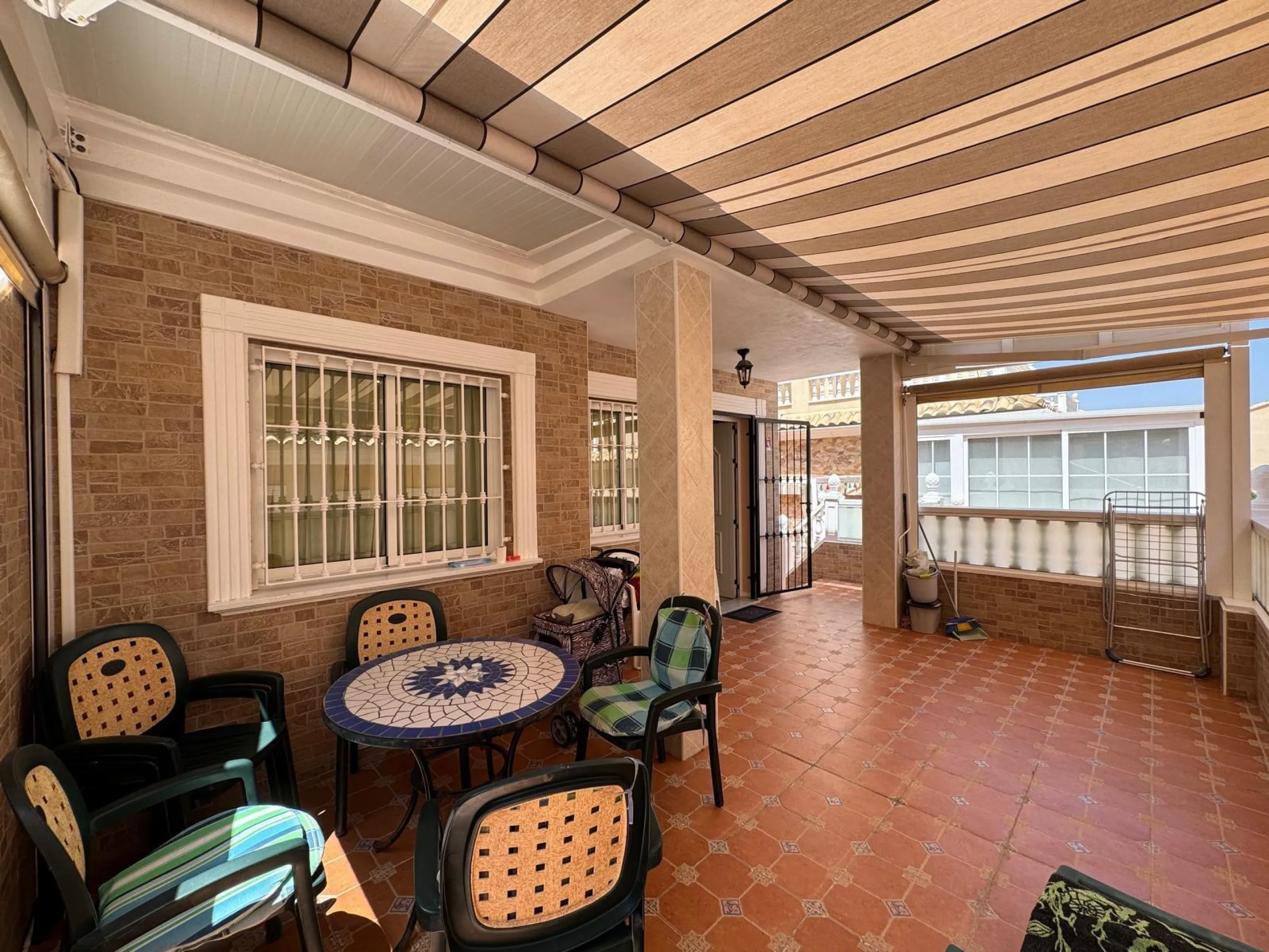 ADOSADO EN GUARDAMAR DEL SEGURA CON GARAJE A 400 METROS DE PLAYA. 3 DORM. 2 BAÑOS. SOTANO DE 60 M2. PISCINA COMUNITARIA.