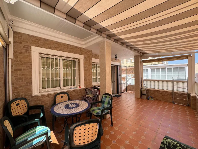 ADOSADO EN GUARDAMAR DEL SEGURA CON GARAJE A 400 METROS DE PLAYA. 3 DORM. 2 BAÑOS. SOTANO DE 60 M2. PISCINA COMUNITARIA.