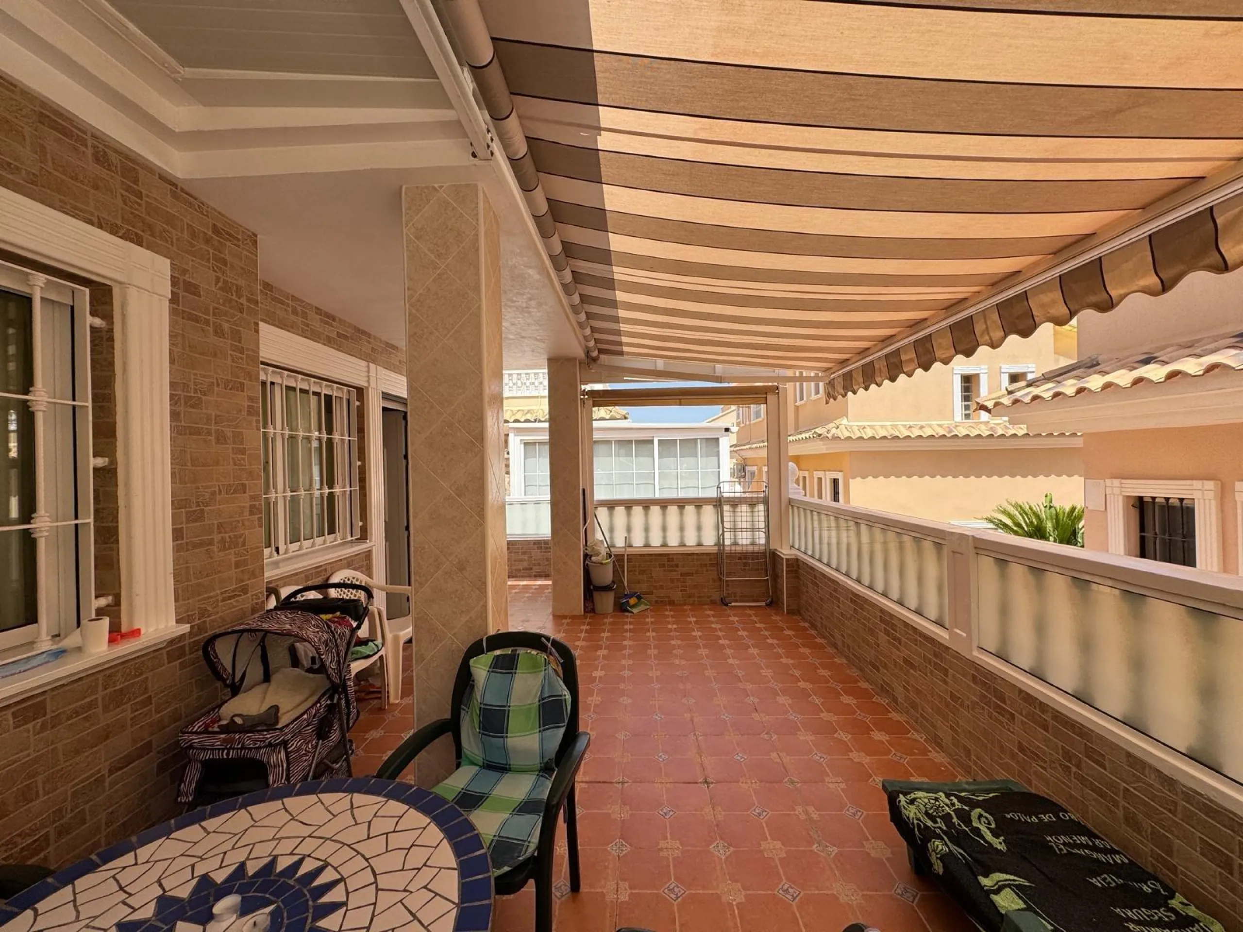ADOSADO EN GUARDAMAR DEL SEGURA CON GARAJE A 400 METROS DE PLAYA. 3 DORM. 2 BAÑOS. SOTANO DE 60 M2. PISCINA COMUNITARIA.