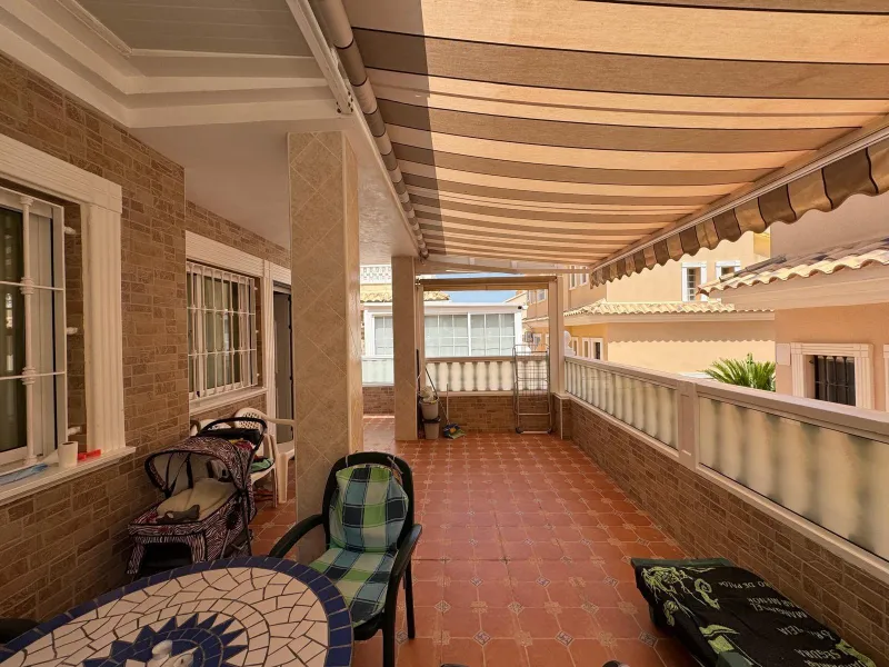 ADOSADO EN GUARDAMAR DEL SEGURA CON GARAJE A 400 METROS DE PLAYA. 3 DORM. 2 BAÑOS. SOTANO DE 60 M2. PISCINA COMUNITARIA.