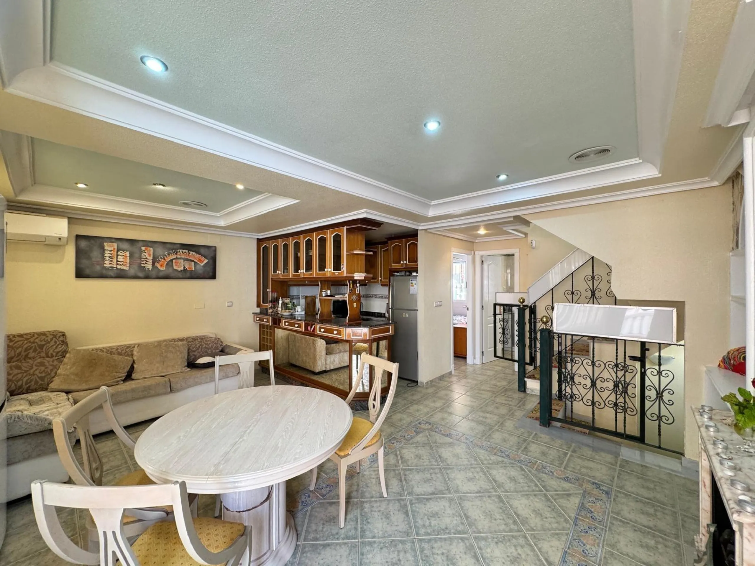 ADOSADO EN GUARDAMAR DEL SEGURA CON GARAJE A 400 METROS DE PLAYA. 3 DORM. 2 BAÑOS. SOTANO DE 60 M2. PISCINA COMUNITARIA.