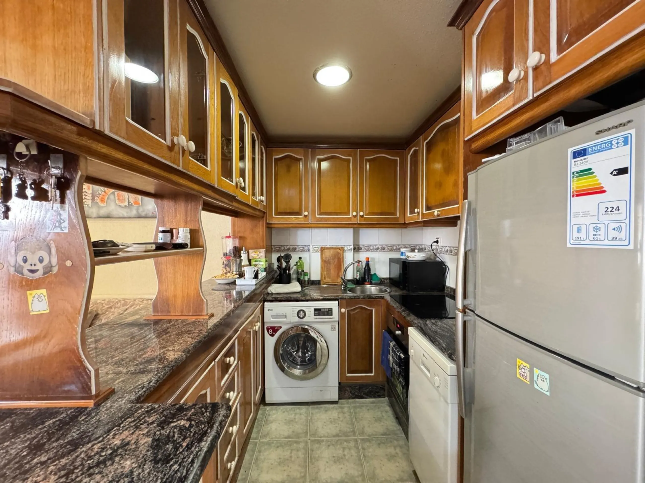 ADOSADO EN GUARDAMAR DEL SEGURA CON GARAJE A 400 METROS DE PLAYA. 3 DORM. 2 BAÑOS. SOTANO DE 60 M2. PISCINA COMUNITARIA.