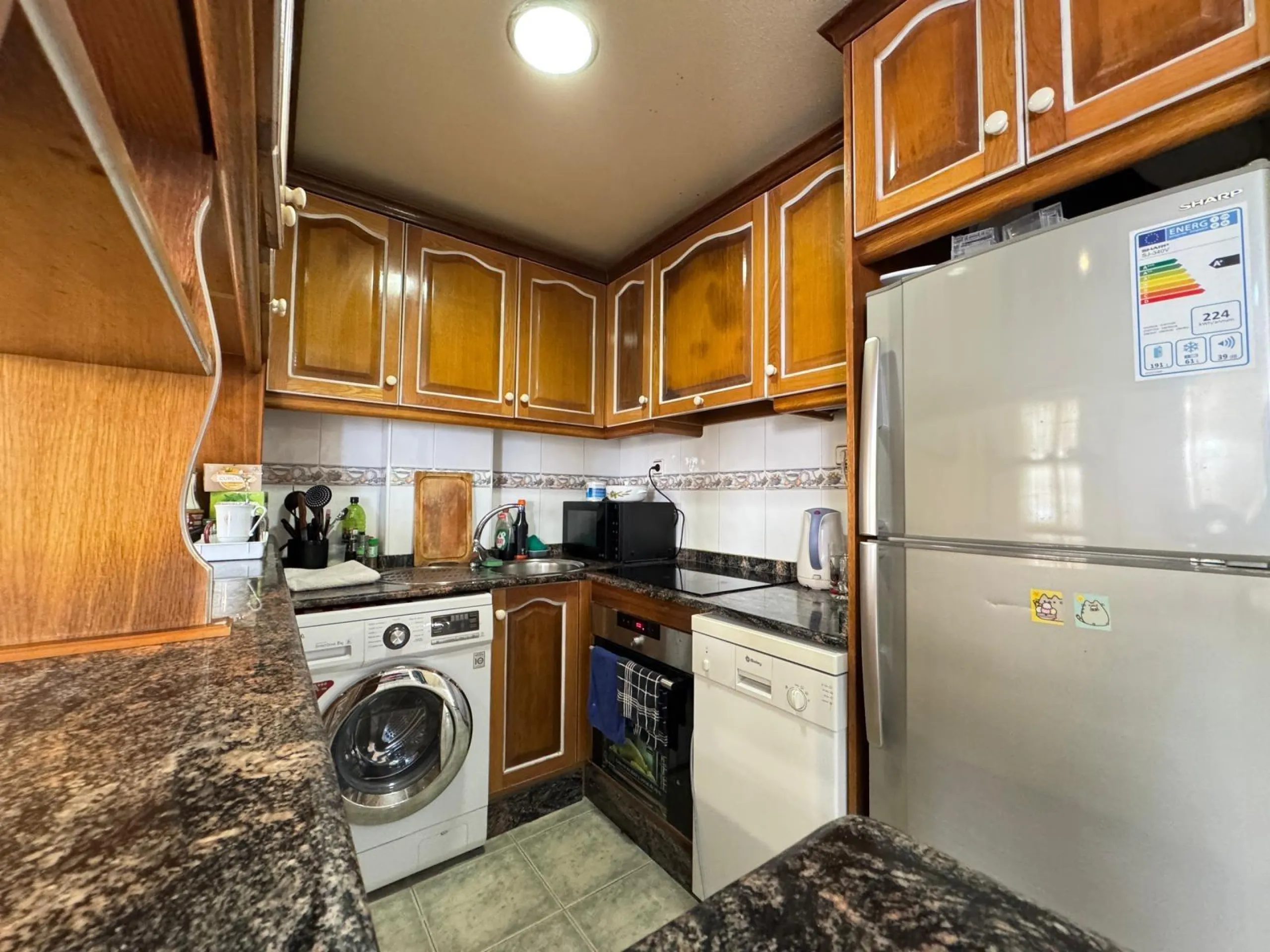 ADOSADO EN GUARDAMAR DEL SEGURA CON GARAJE A 400 METROS DE PLAYA. 3 DORM. 2 BAÑOS. SOTANO DE 60 M2. PISCINA COMUNITARIA.