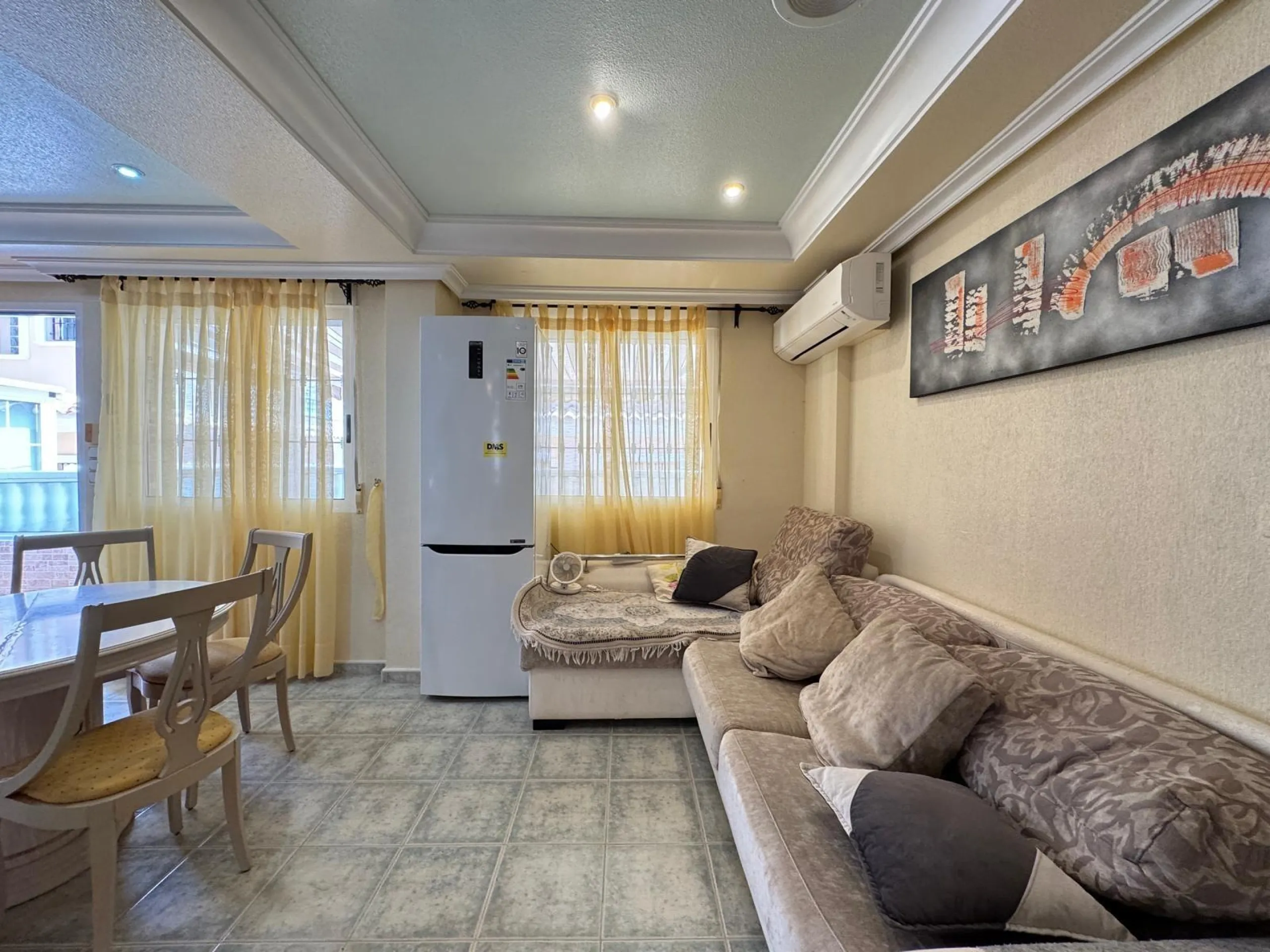 ADOSADO EN GUARDAMAR DEL SEGURA CON GARAJE A 400 METROS DE PLAYA. 3 DORM. 2 BAÑOS. SOTANO DE 60 M2. PISCINA COMUNITARIA.
