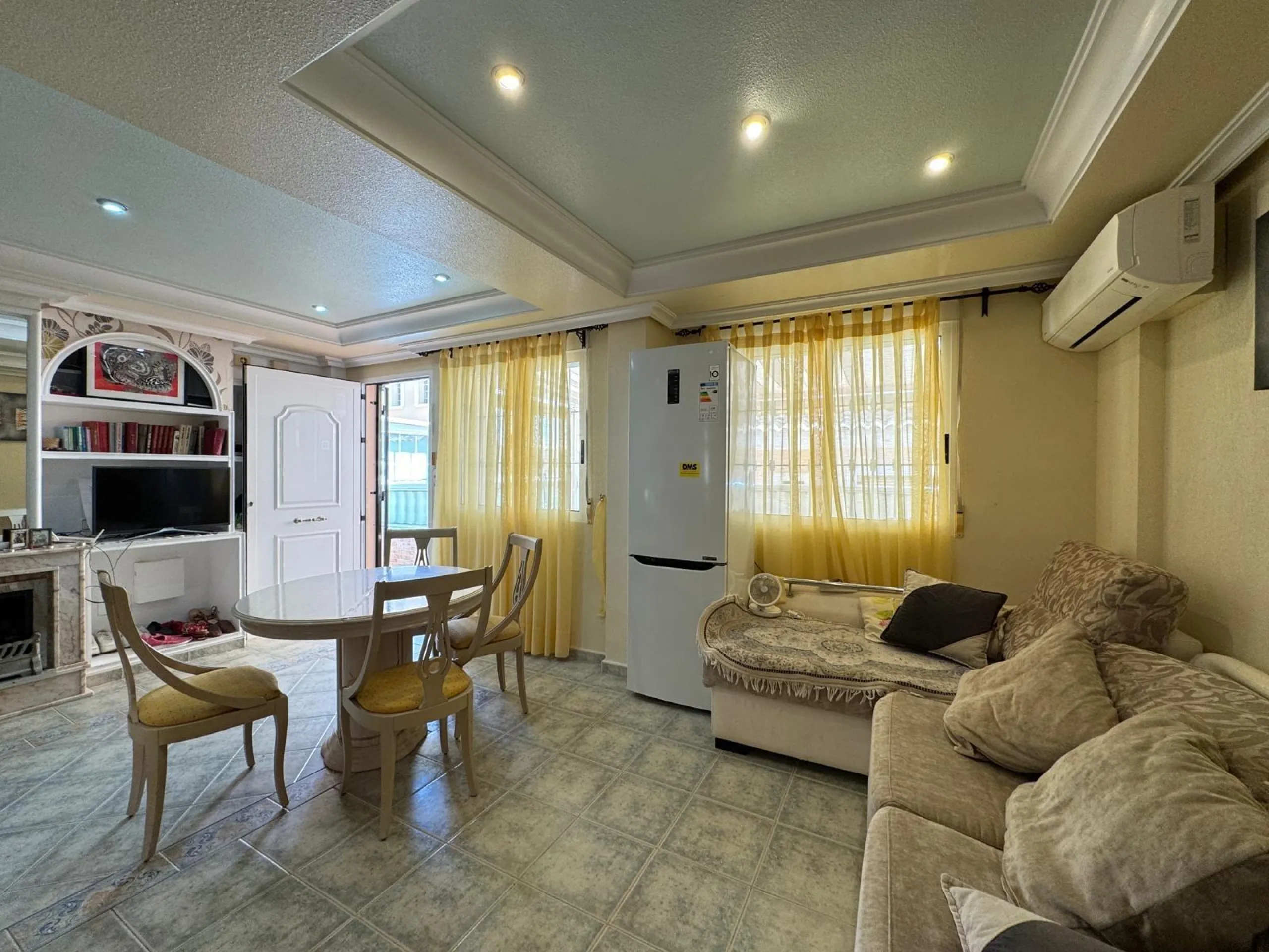 ADOSADO EN GUARDAMAR DEL SEGURA CON GARAJE A 400 METROS DE PLAYA. 3 DORM. 2 BAÑOS. SOTANO DE 60 M2. PISCINA COMUNITARIA.