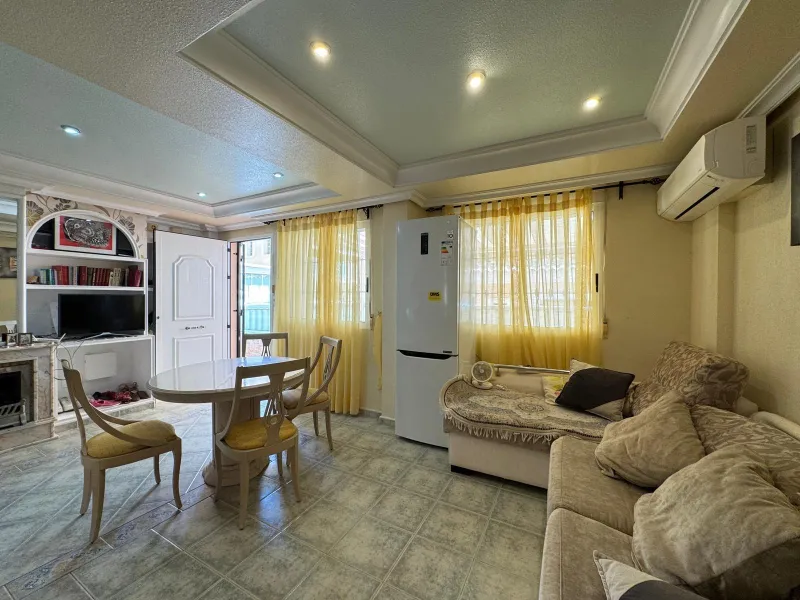 ADOSADO EN GUARDAMAR DEL SEGURA CON GARAJE A 400 METROS DE PLAYA. 3 DORM. 2 BAÑOS. SOTANO DE 60 M2. PISCINA COMUNITARIA.