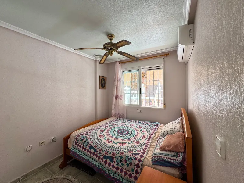 ADOSADO EN GUARDAMAR DEL SEGURA CON GARAJE A 400 METROS DE PLAYA. 3 DORM. 2 BAÑOS. SOTANO DE 60 M2. PISCINA COMUNITARIA.