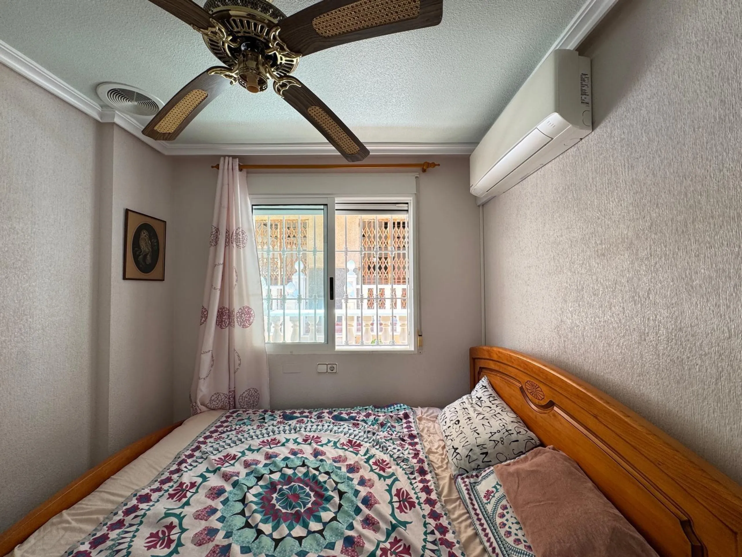 ADOSADO EN GUARDAMAR DEL SEGURA CON GARAJE A 400 METROS DE PLAYA. 3 DORM. 2 BAÑOS. SOTANO DE 60 M2. PISCINA COMUNITARIA.