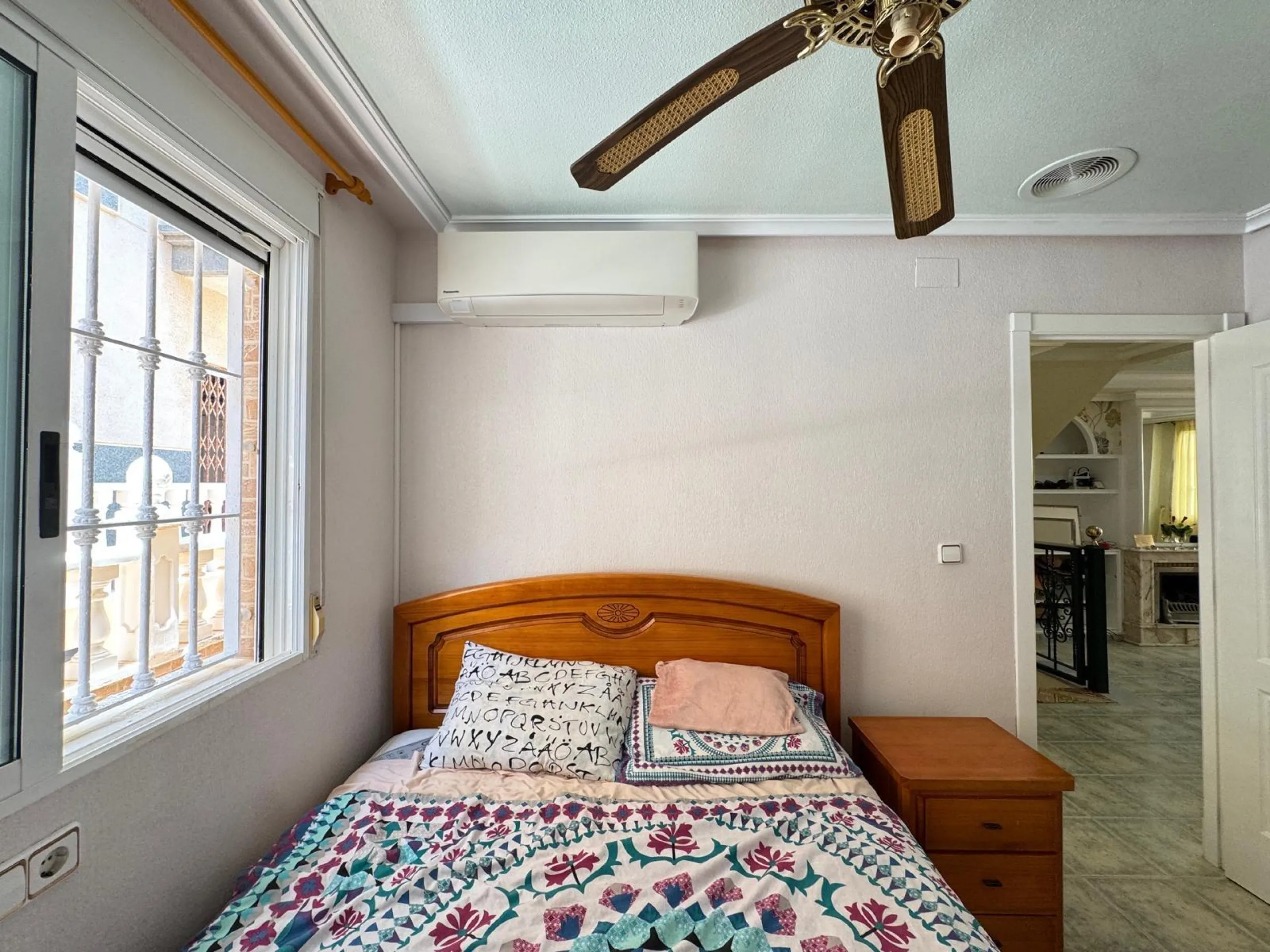 ADOSADO EN GUARDAMAR DEL SEGURA CON GARAJE A 400 METROS DE PLAYA. 3 DORM. 2 BAÑOS. SOTANO DE 60 M2. PISCINA COMUNITARIA.