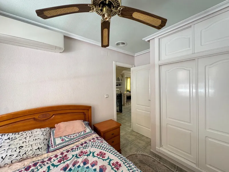 ADOSADO EN GUARDAMAR DEL SEGURA CON GARAJE A 400 METROS DE PLAYA. 3 DORM. 2 BAÑOS. SOTANO DE 60 M2. PISCINA COMUNITARIA.