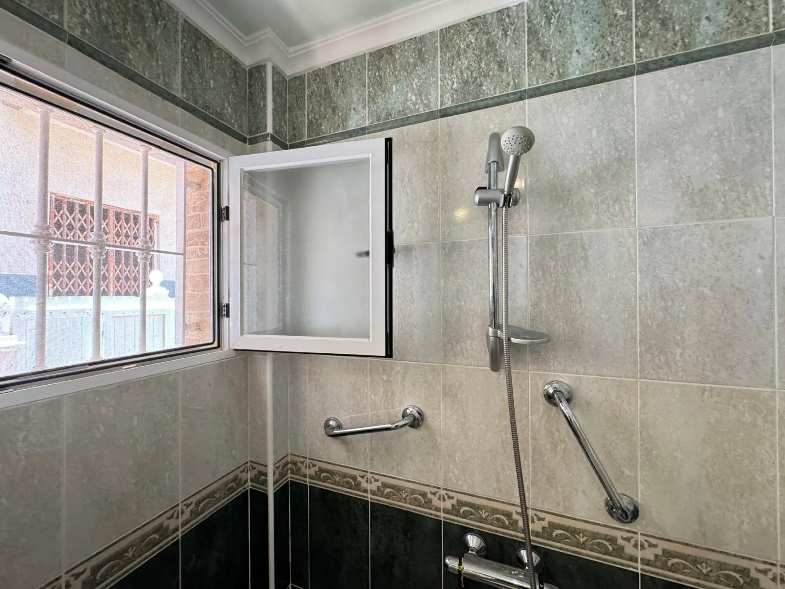 ADOSADO EN GUARDAMAR DEL SEGURA CON GARAJE A 400 METROS DE PLAYA. 3 DORM. 2 BAÑOS. SOTANO DE 60 M2. PISCINA COMUNITARIA.