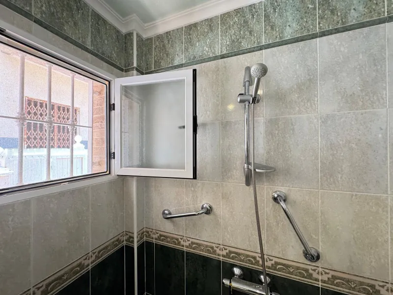 ADOSADO EN GUARDAMAR DEL SEGURA CON GARAJE A 400 METROS DE PLAYA. 3 DORM. 2 BAÑOS. SOTANO DE 60 M2. PISCINA COMUNITARIA.