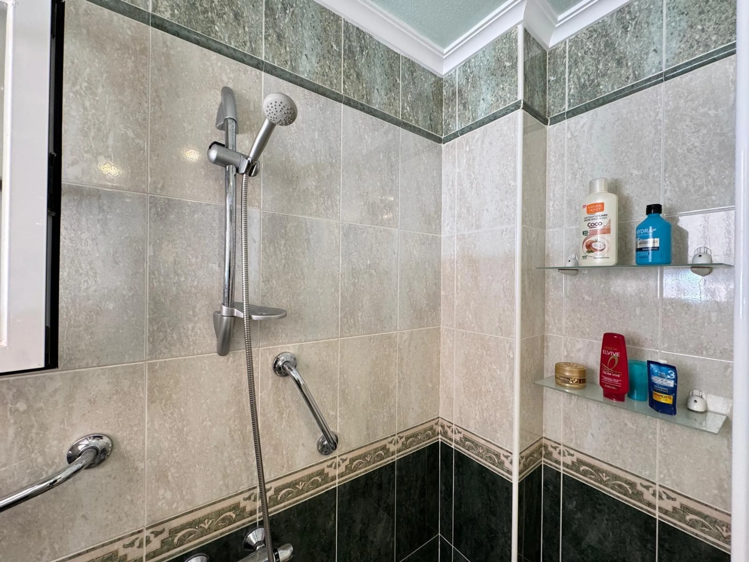 ADOSADO EN GUARDAMAR DEL SEGURA CON GARAJE A 400 METROS DE PLAYA. 3 DORM. 2 BAÑOS. SOTANO DE 60 M2. PISCINA COMUNITARIA.