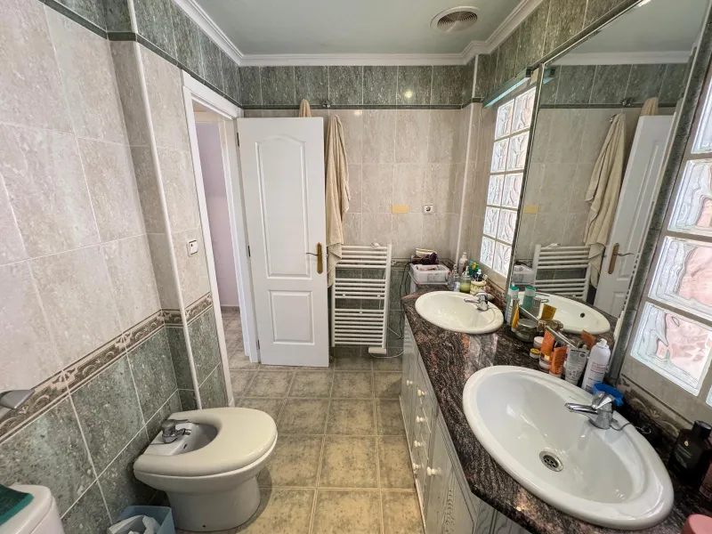 ADOSADO EN GUARDAMAR DEL SEGURA CON GARAJE A 400 METROS DE PLAYA. 3 DORM. 2 BAÑOS. SOTANO DE 60 M2. PISCINA COMUNITARIA.