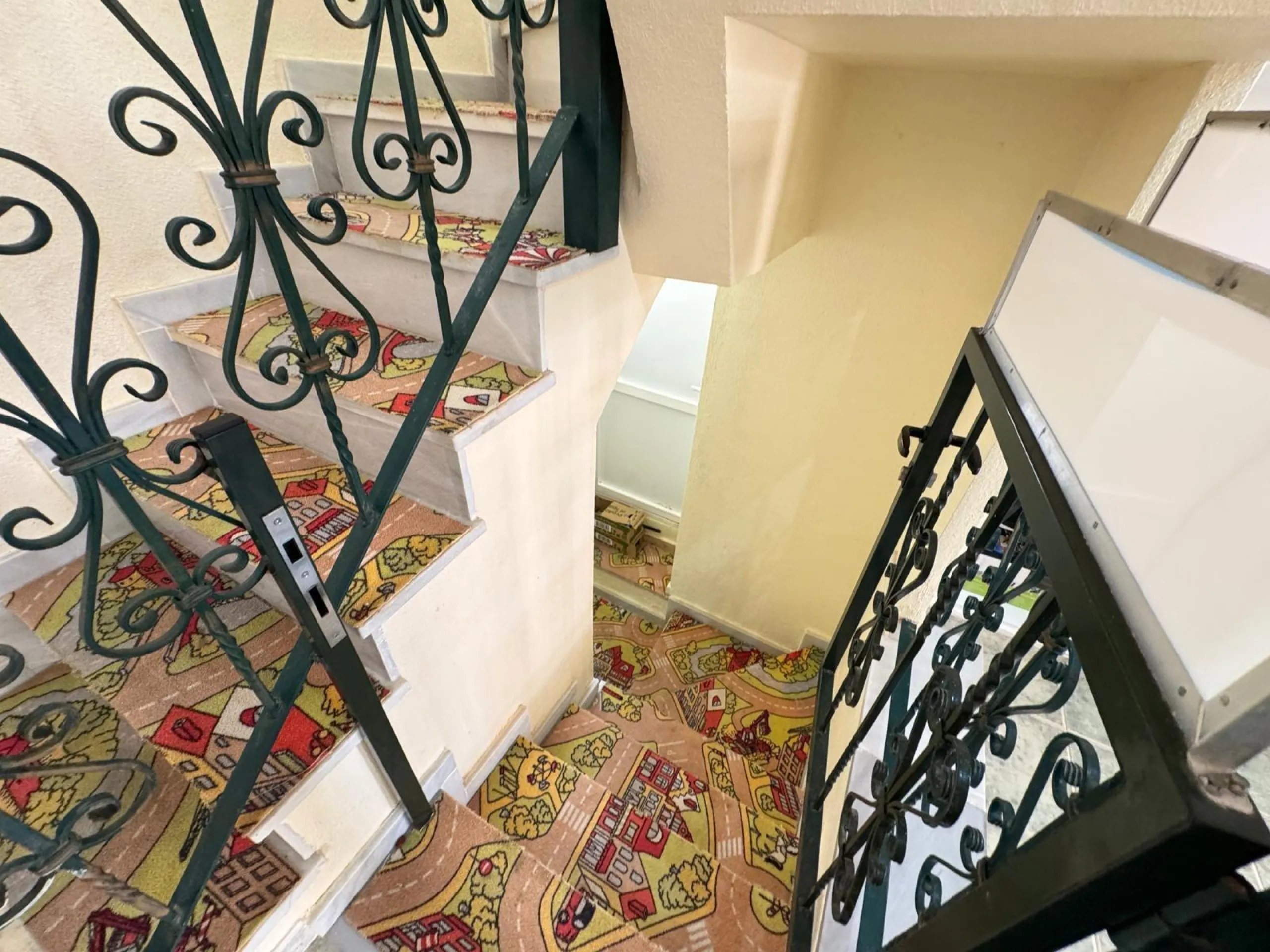 ADOSADO EN GUARDAMAR DEL SEGURA CON GARAJE A 400 METROS DE PLAYA. 3 DORM. 2 BAÑOS. SOTANO DE 60 M2. PISCINA COMUNITARIA.