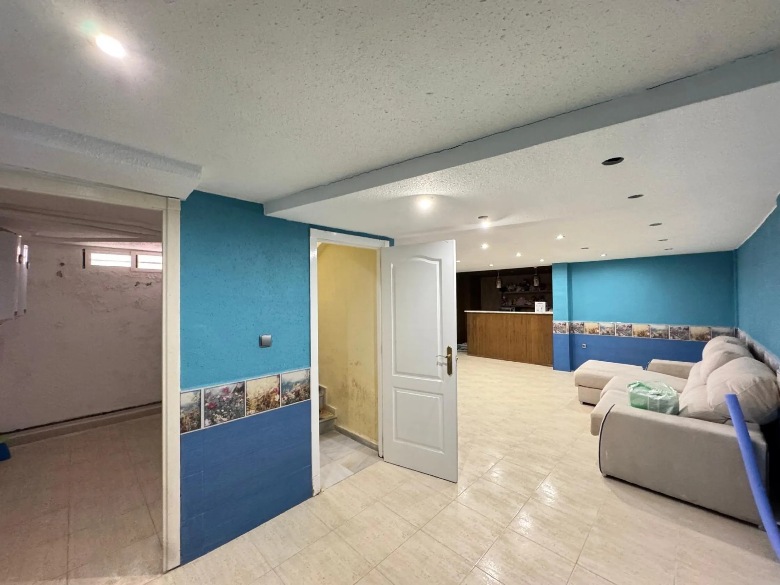 ADOSADO EN GUARDAMAR DEL SEGURA CON GARAJE A 400 METROS DE PLAYA. 3 DORM. 2 BAÑOS. SOTANO DE 60 M2. PISCINA COMUNITARIA.