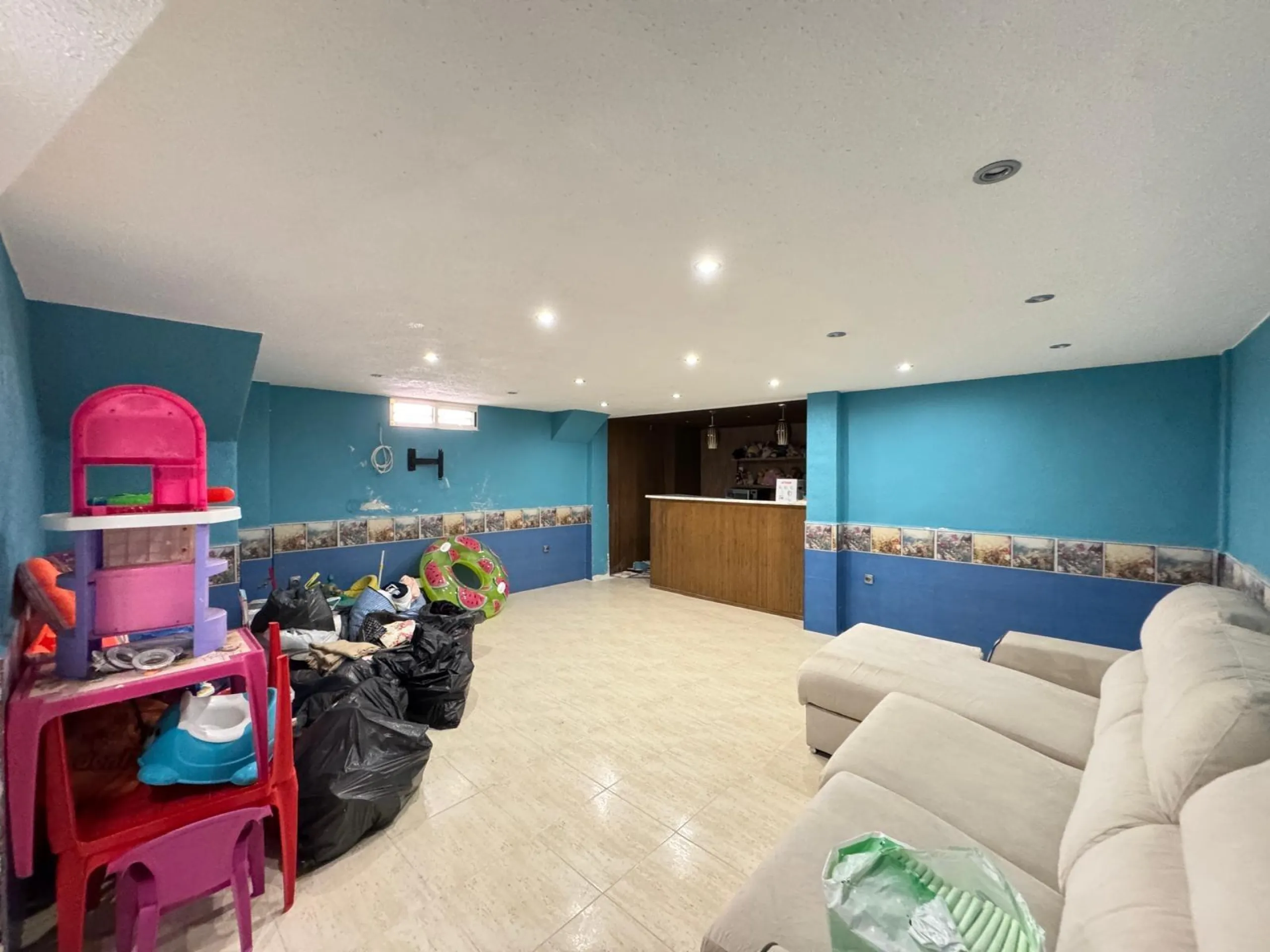 ADOSADO EN GUARDAMAR DEL SEGURA CON GARAJE A 400 METROS DE PLAYA. 3 DORM. 2 BAÑOS. SOTANO DE 60 M2. PISCINA COMUNITARIA.