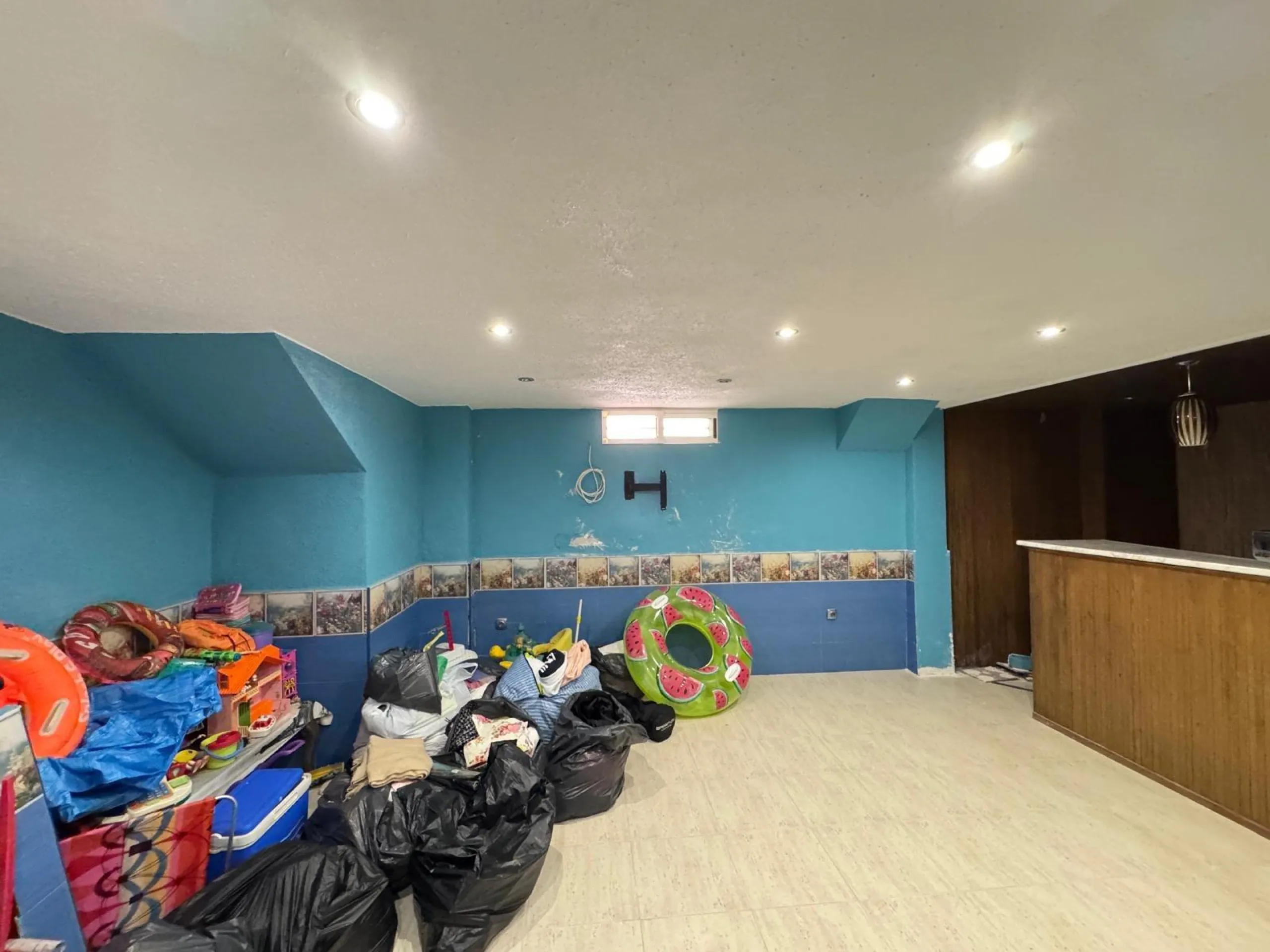 ADOSADO EN GUARDAMAR DEL SEGURA CON GARAJE A 400 METROS DE PLAYA. 3 DORM. 2 BAÑOS. SOTANO DE 60 M2. PISCINA COMUNITARIA.