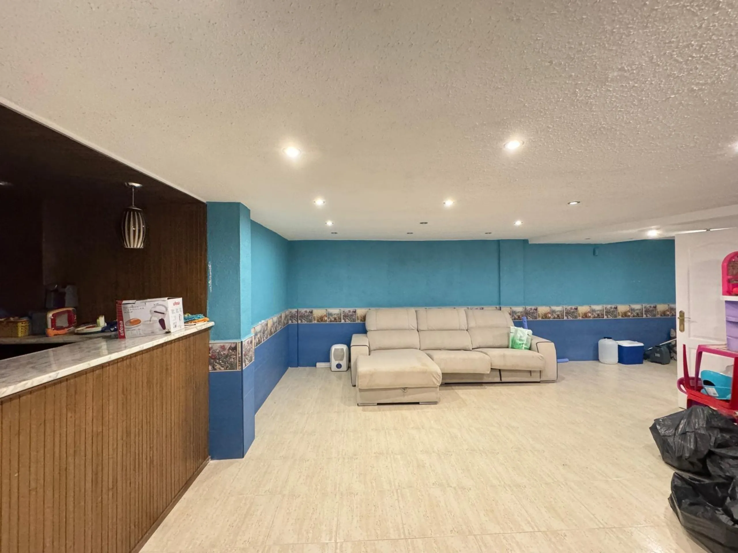 ADOSADO EN GUARDAMAR DEL SEGURA CON GARAJE A 400 METROS DE PLAYA. 3 DORM. 2 BAÑOS. SOTANO DE 60 M2. PISCINA COMUNITARIA.
