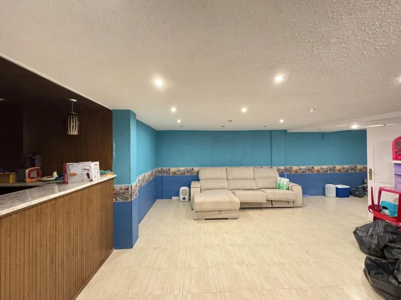 ADOSADO EN GUARDAMAR DEL SEGURA CON GARAJE A 400 METROS DE PLAYA. 3 DORM. 2 BAÑOS. SOTANO DE 60 M2. PISCINA COMUNITARIA.