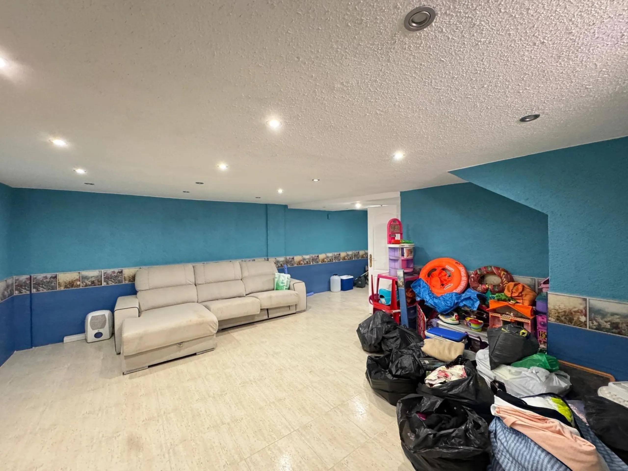ADOSADO EN GUARDAMAR DEL SEGURA CON GARAJE A 400 METROS DE PLAYA. 3 DORM. 2 BAÑOS. SOTANO DE 60 M2. PISCINA COMUNITARIA.